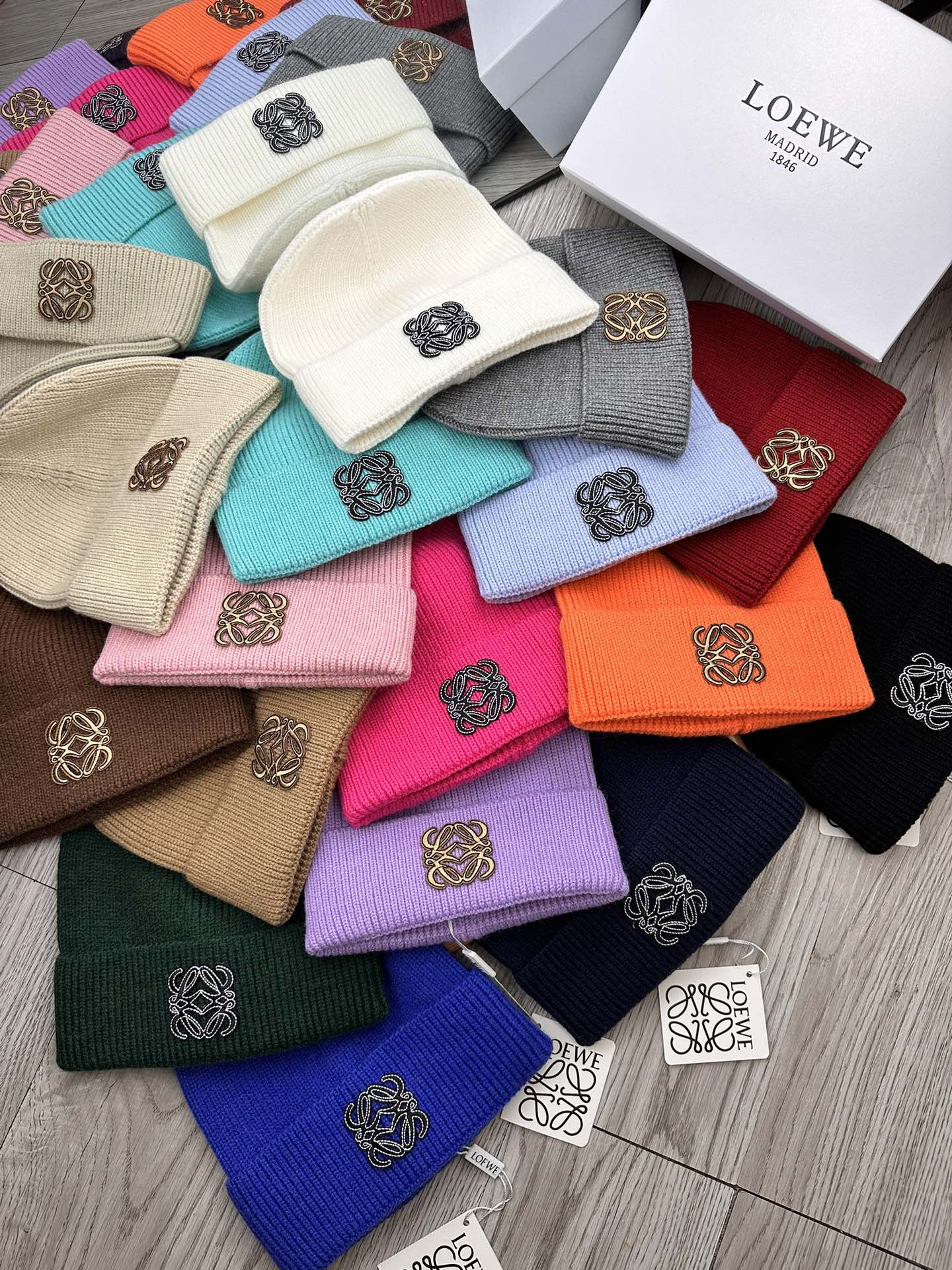 。Loewe。福利！！新款上架，特别实惠的一个系列帽子，面料：细毛线。密度紧致！毛线针织面料手感舒适透气