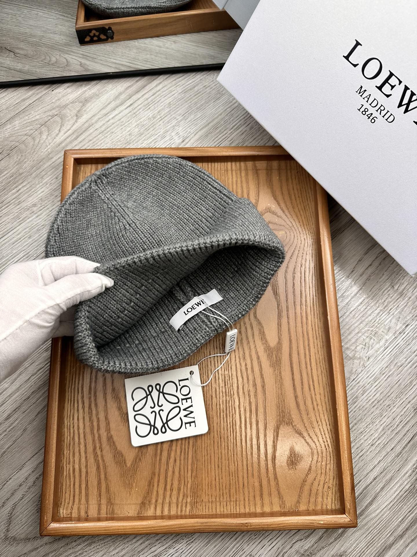 。Loewe。福利！！新款上架，特别实惠的一个系列帽子，面料：细毛线。密度紧致！毛线针织面料手感舒适透气