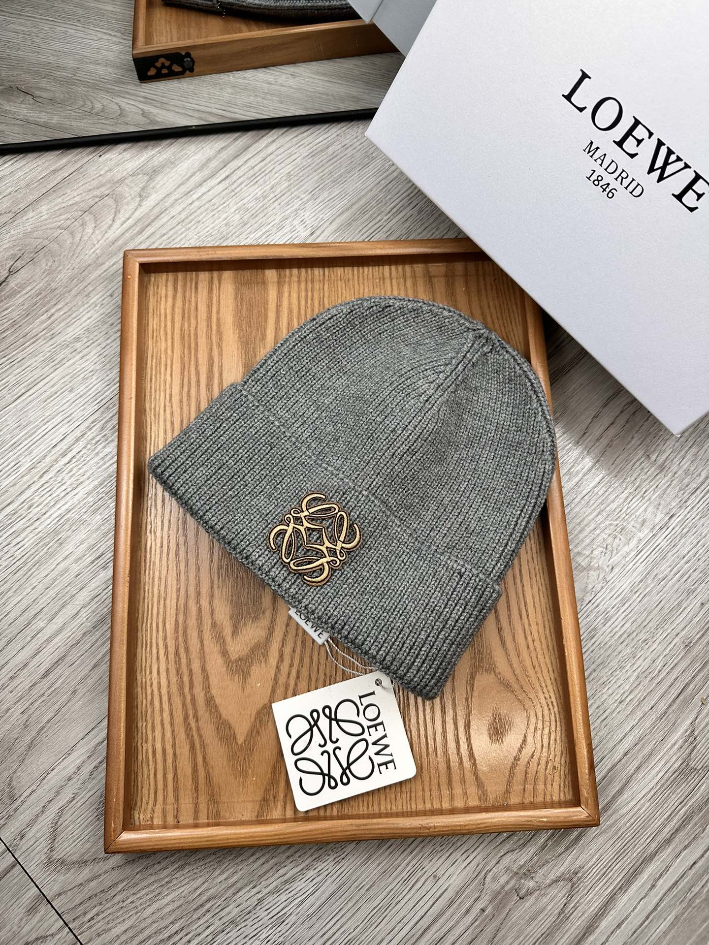 。Loewe。福利！！新款上架，特别实惠的一个系列帽子，面料：细毛线。密度紧致！毛线针织面料手感舒适透气