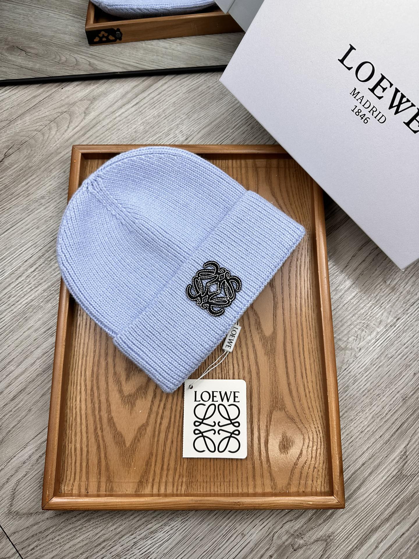 。Loewe。福利！！新款上架，特别实惠的一个系列帽子，面料：细毛线。密度紧致！毛线针织面料手感舒适透气