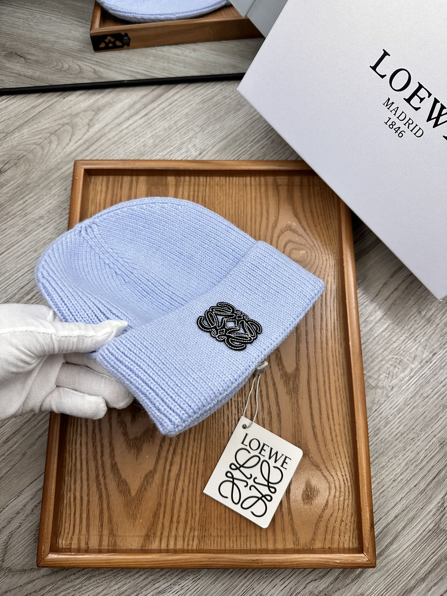 。Loewe。福利！！新款上架，特别实惠的一个系列帽子，面料：细毛线。密度紧致！毛线针织面料手感舒适透气