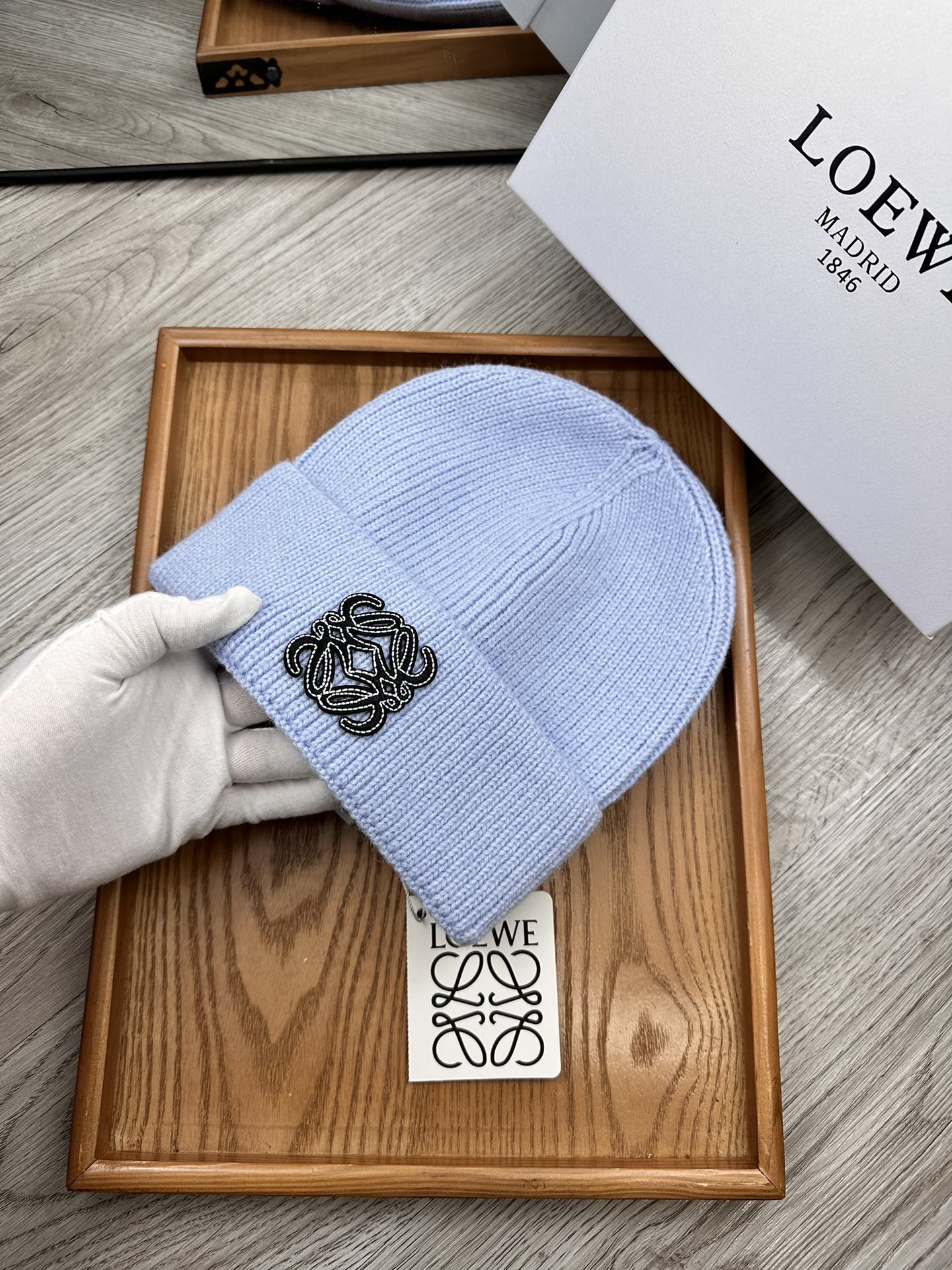 。Loewe。福利！！新款上架，特别实惠的一个系列帽子，面料：细毛线。密度紧致！毛线针织面料手感舒适透气