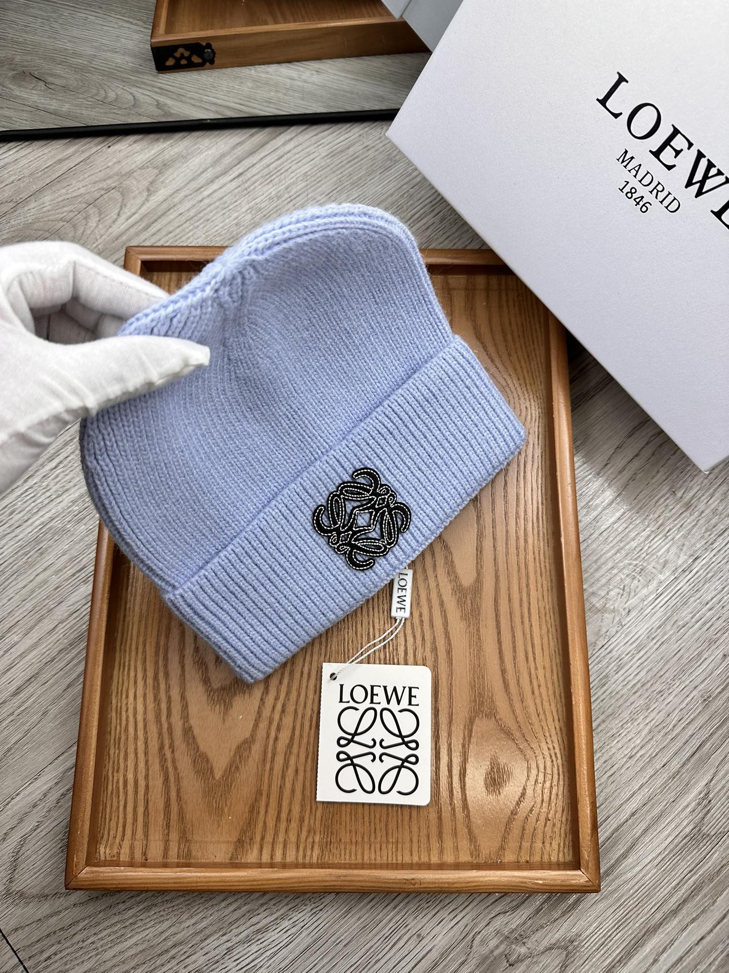 。Loewe。福利！！新款上架，特别实惠的一个系列帽子，面料：细毛线。密度紧致！毛线针织面料手感舒适透气