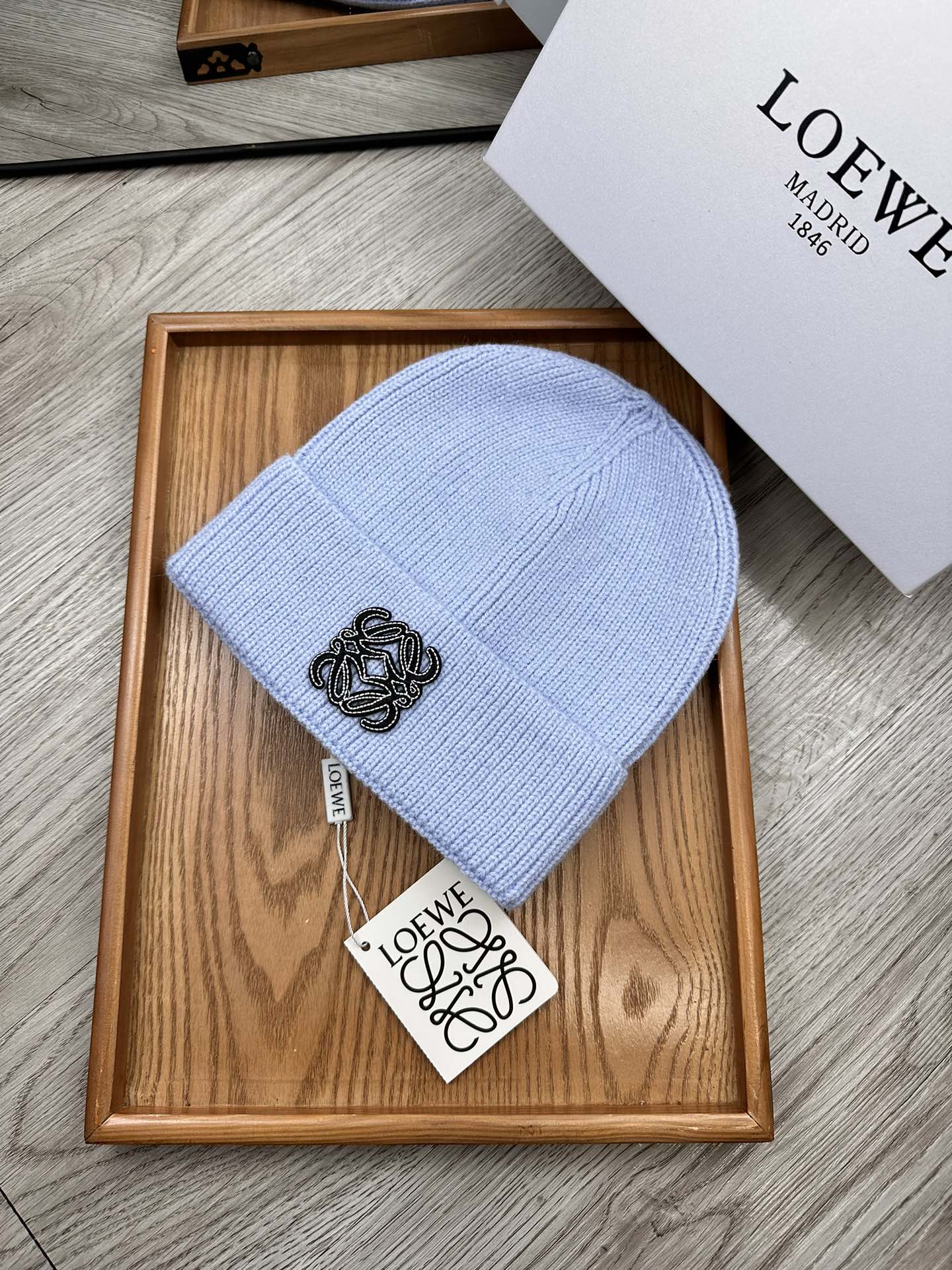 。Loewe。福利！！新款上架，特别实惠的一个系列帽子，面料：细毛线。密度紧致！毛线针织面料手感舒适透气