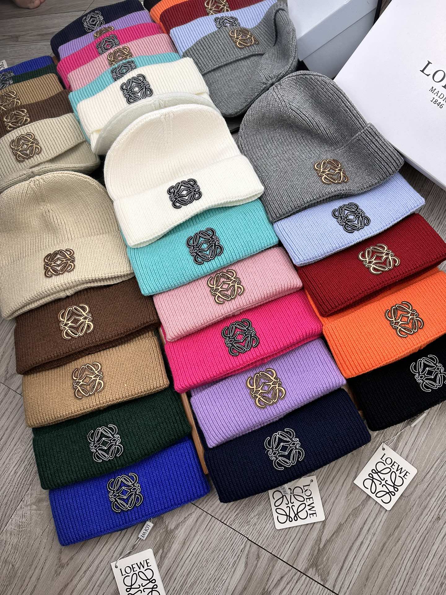 。Loewe。福利！！新款上架，特别实惠的一个系列帽子，面料：细毛线。密度紧致！毛线针织面料手感舒适透气
