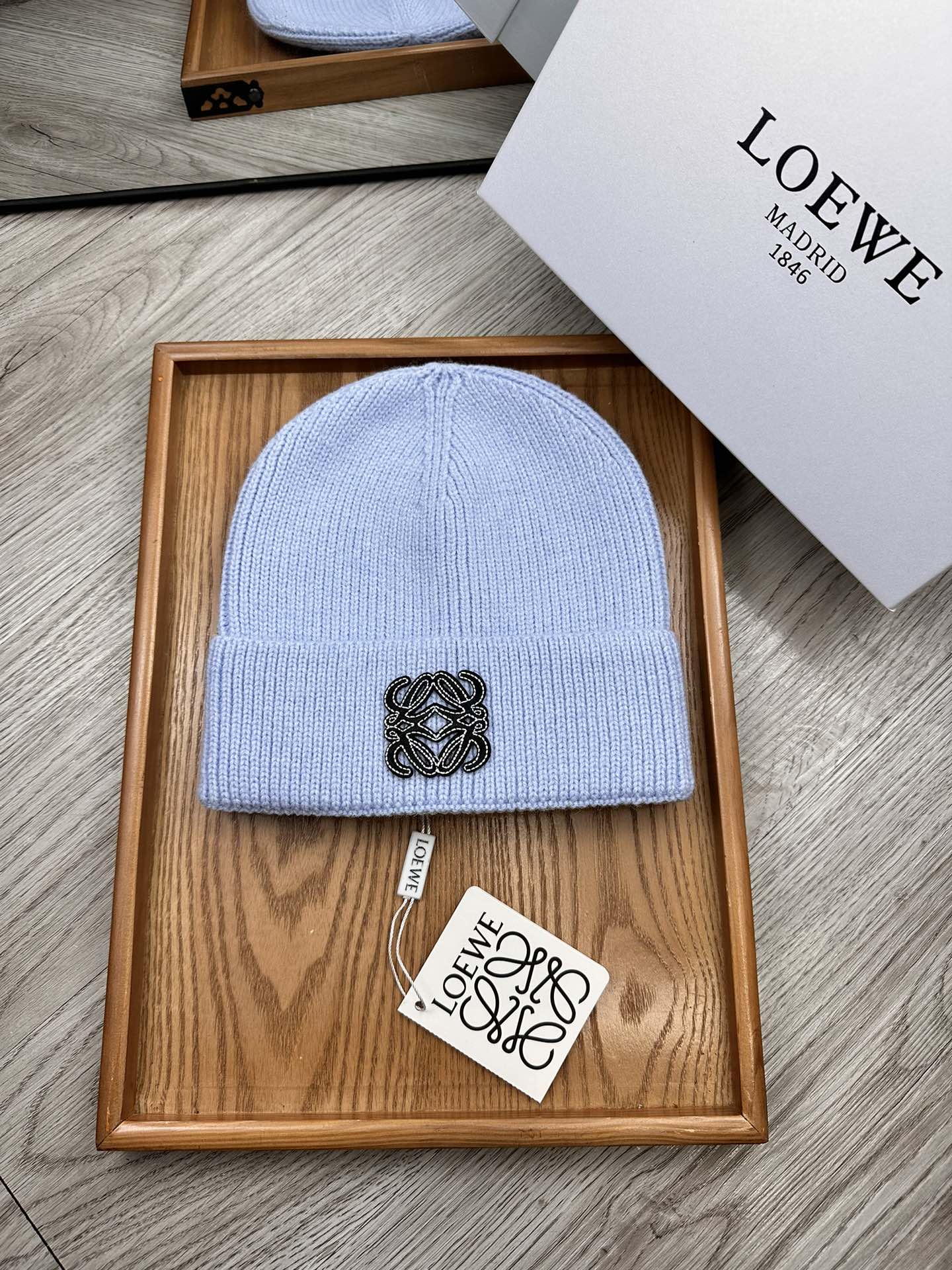 。Loewe。福利！！新款上架，特别实惠的一个系列帽子，面料：细毛线。密度紧致！毛线针织面料手感舒适透气