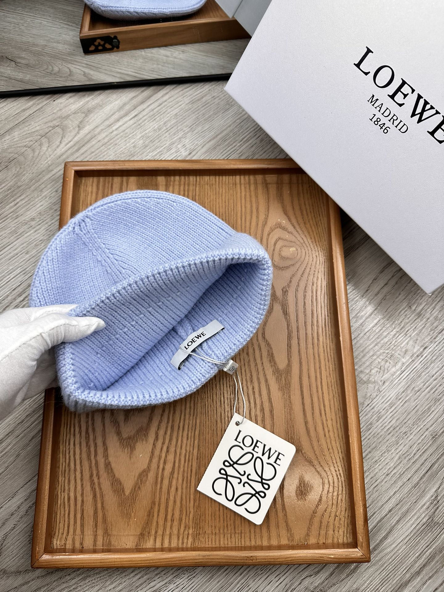 。Loewe。福利！！新款上架，特别实惠的一个系列帽子，面料：细毛线。密度紧致！毛线针织面料手感舒适透气