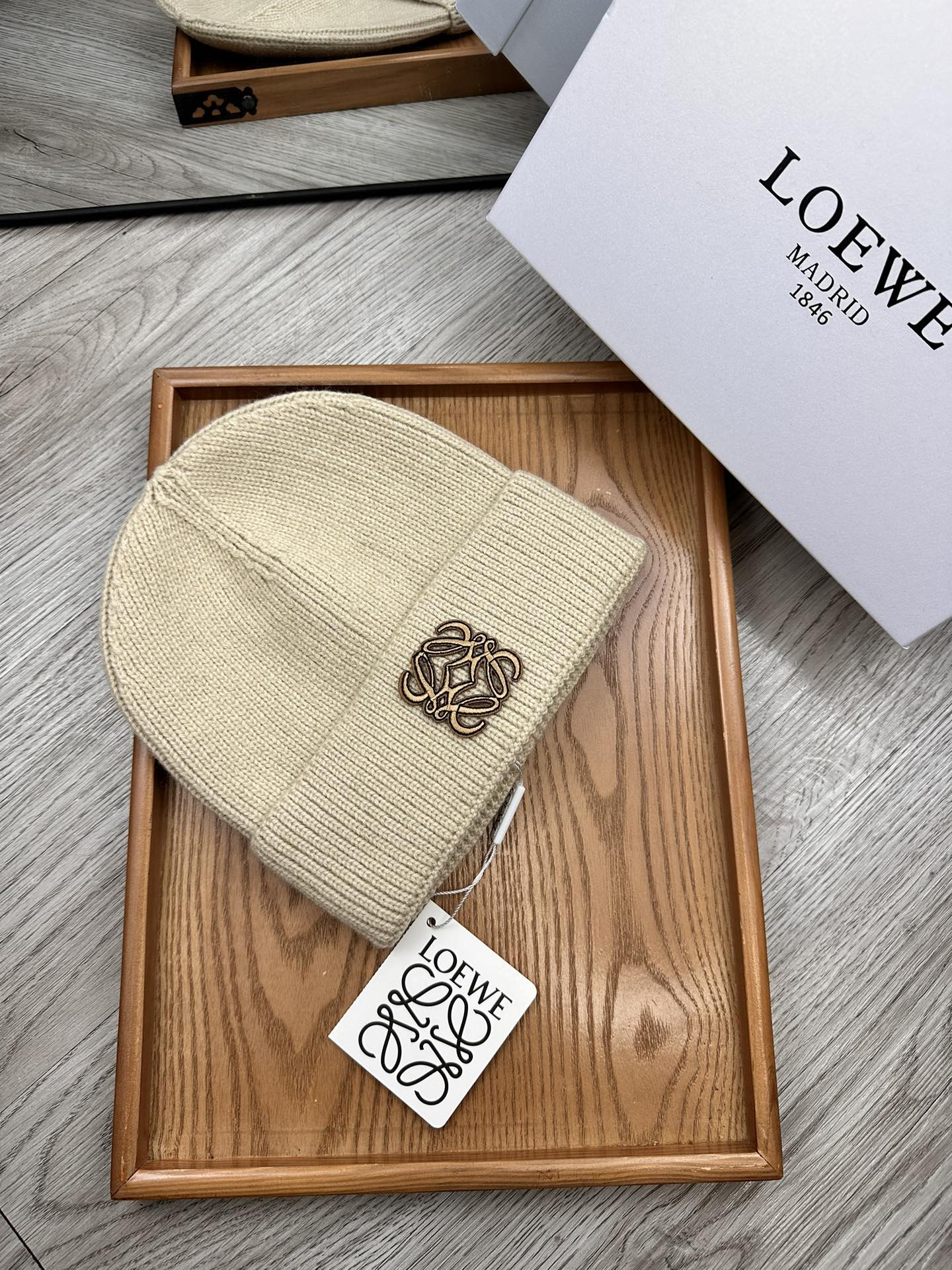 。Loewe。福利！！新款上架，特别实惠的一个系列帽子，面料：细毛线。密度紧致！毛线针织面料手感舒适透气