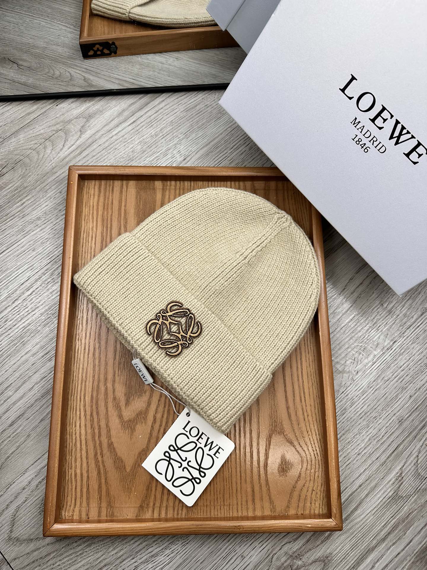 。Loewe。福利！！新款上架，特别实惠的一个系列帽子，面料：细毛线。密度紧致！毛线针织面料手感舒适透气