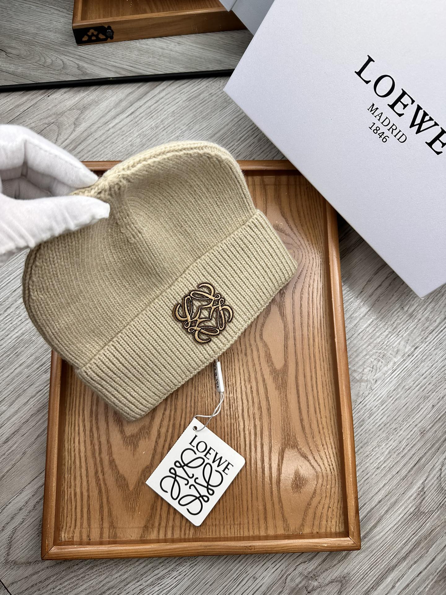 。Loewe。福利！！新款上架，特别实惠的一个系列帽子，面料：细毛线。密度紧致！毛线针织面料手感舒适透气