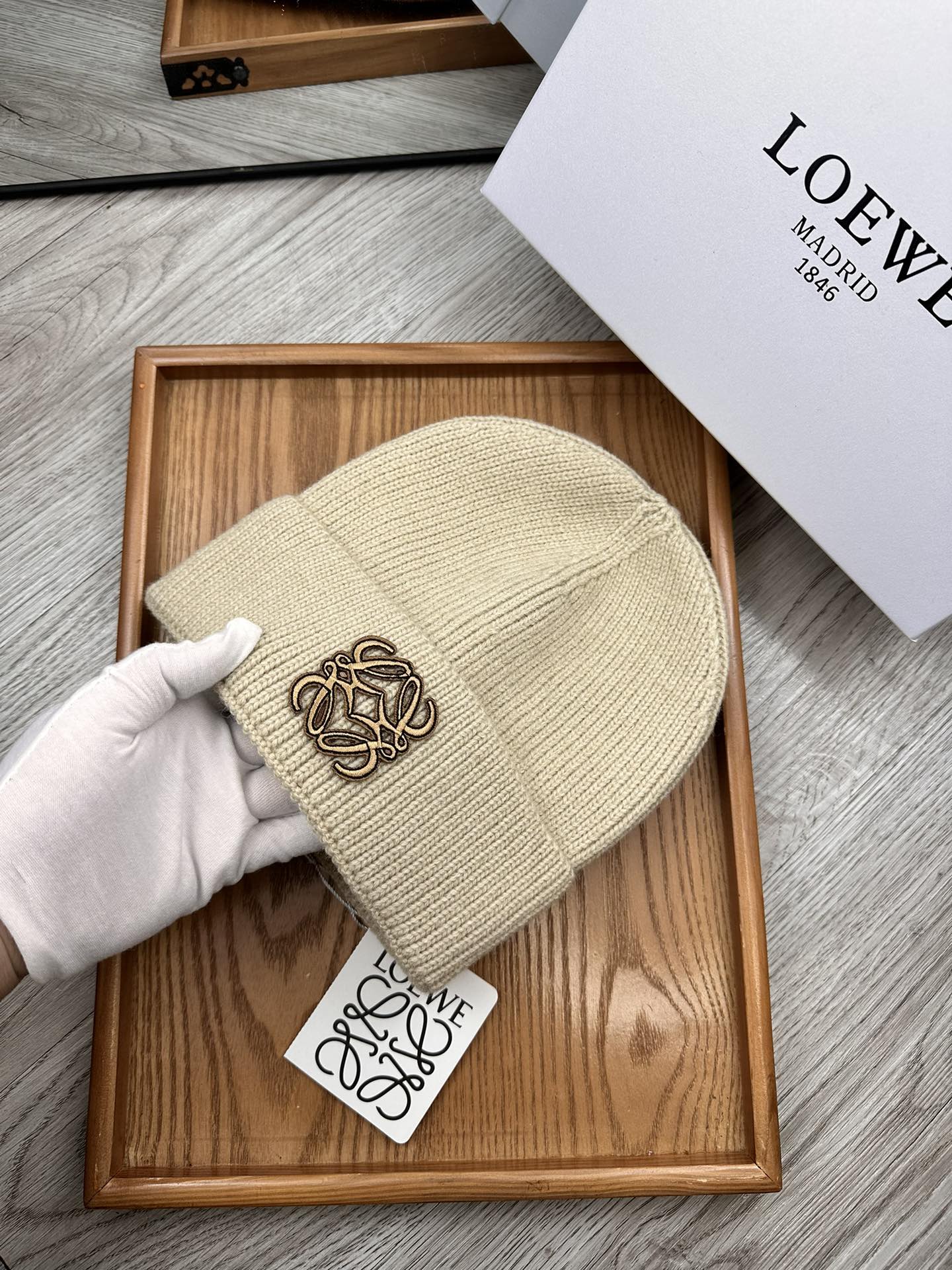 。Loewe。福利！！新款上架，特别实惠的一个系列帽子，面料：细毛线。密度紧致！毛线针织面料手感舒适透气