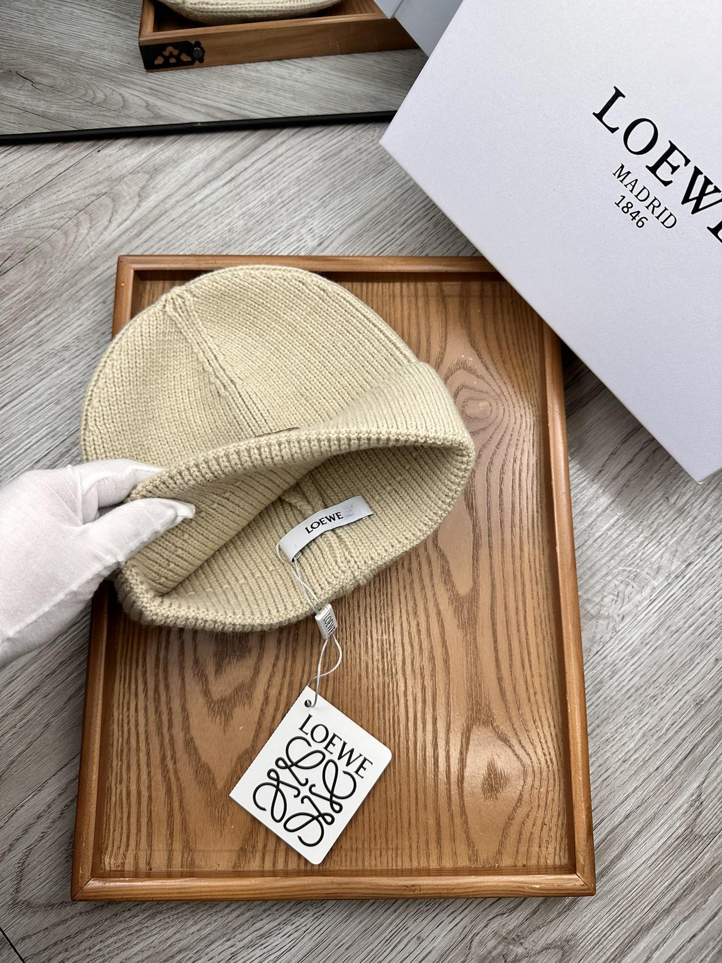 。Loewe。福利！！新款上架，特别实惠的一个系列帽子，面料：细毛线。密度紧致！毛线针织面料手感舒适透气