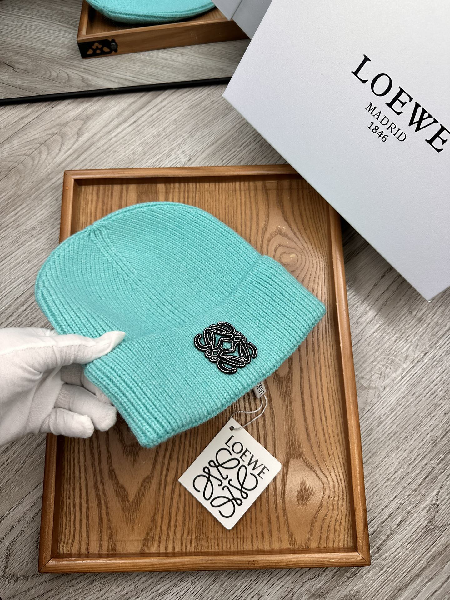 。Loewe。福利！！新款上架，特别实惠的一个系列帽子，面料：细毛线。密度紧致！毛线针织面料手感舒适透气