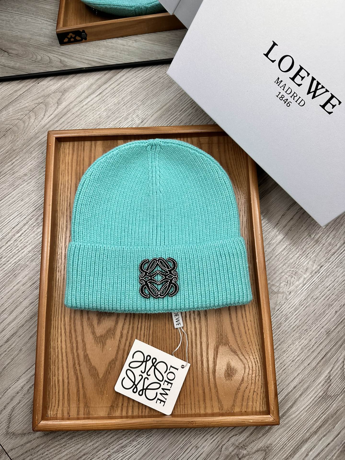 。Loewe。福利！！新款上架，特别实惠的一个系列帽子，面料：细毛线。密度紧致！毛线针织面料手感舒适透气