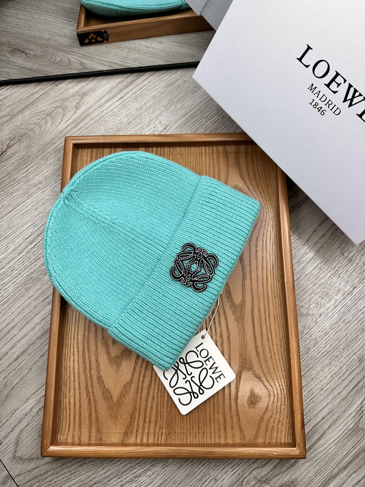 。Loewe。福利！！新款上架，特别实惠的一个系列帽子，面料：细毛线。密度紧致！毛线针织面料手感舒适透气