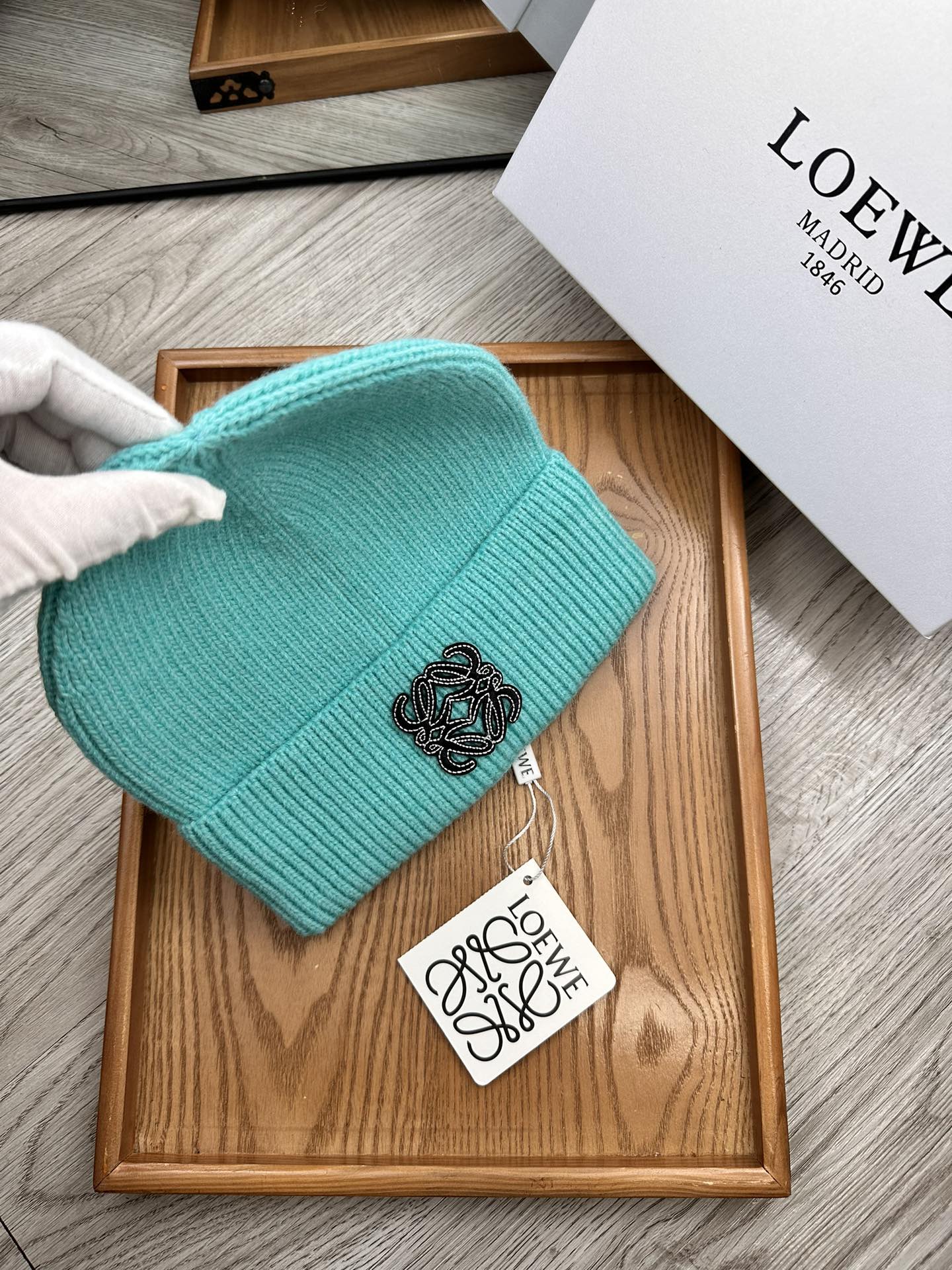 。Loewe。福利！！新款上架，特别实惠的一个系列帽子，面料：细毛线。密度紧致！毛线针织面料手感舒适透气