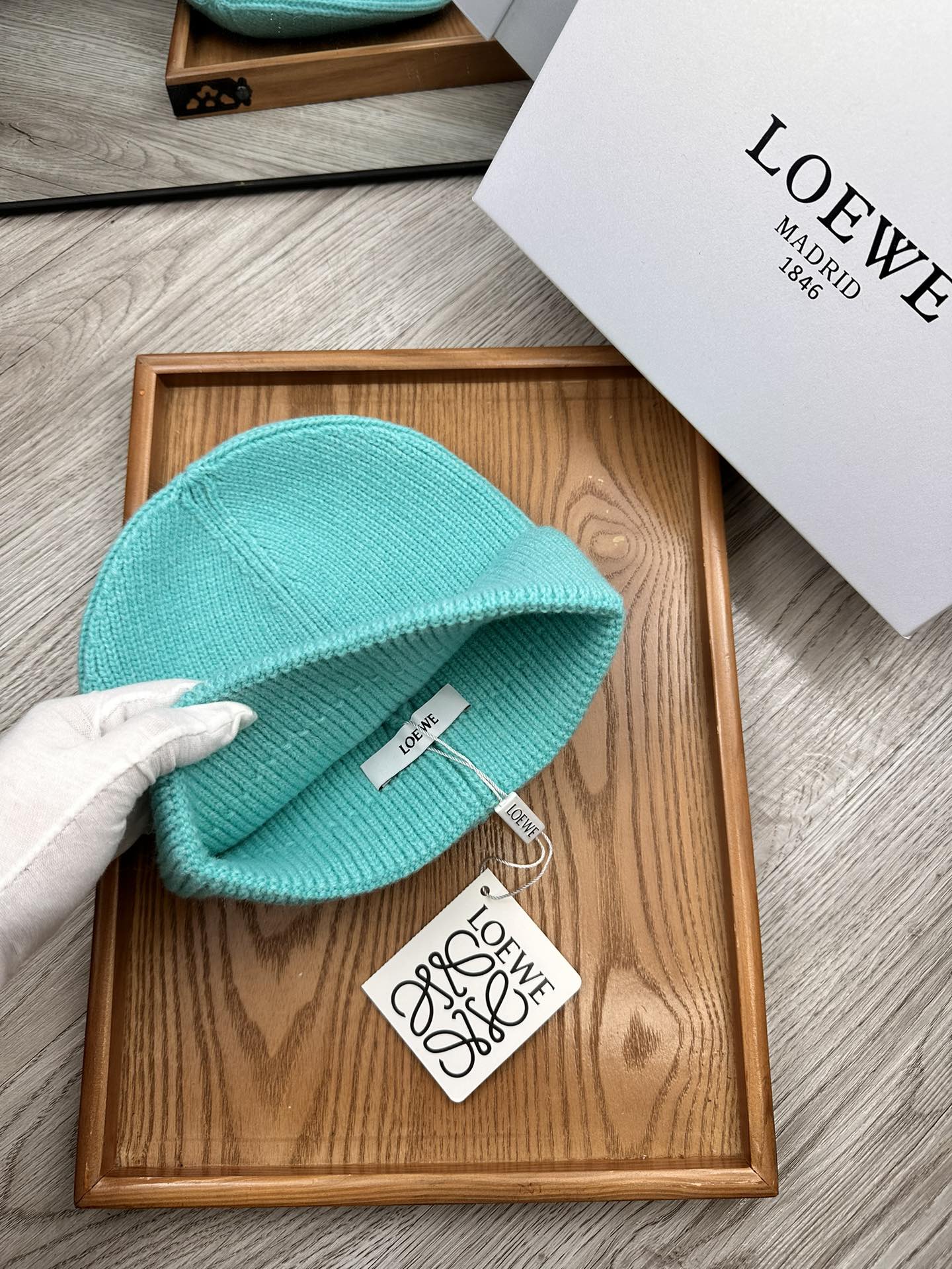 。Loewe。福利！！新款上架，特别实惠的一个系列帽子，面料：细毛线。密度紧致！毛线针织面料手感舒适透气