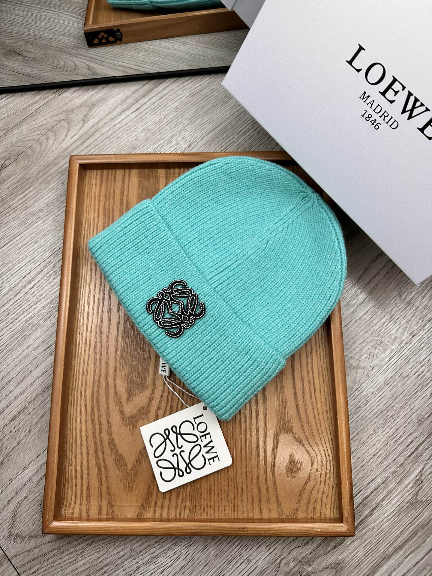 。Loewe。福利！！新款上架，特别实惠的一个系列帽子，面料：细毛线。密度紧致！毛线针织面料手感舒适透气