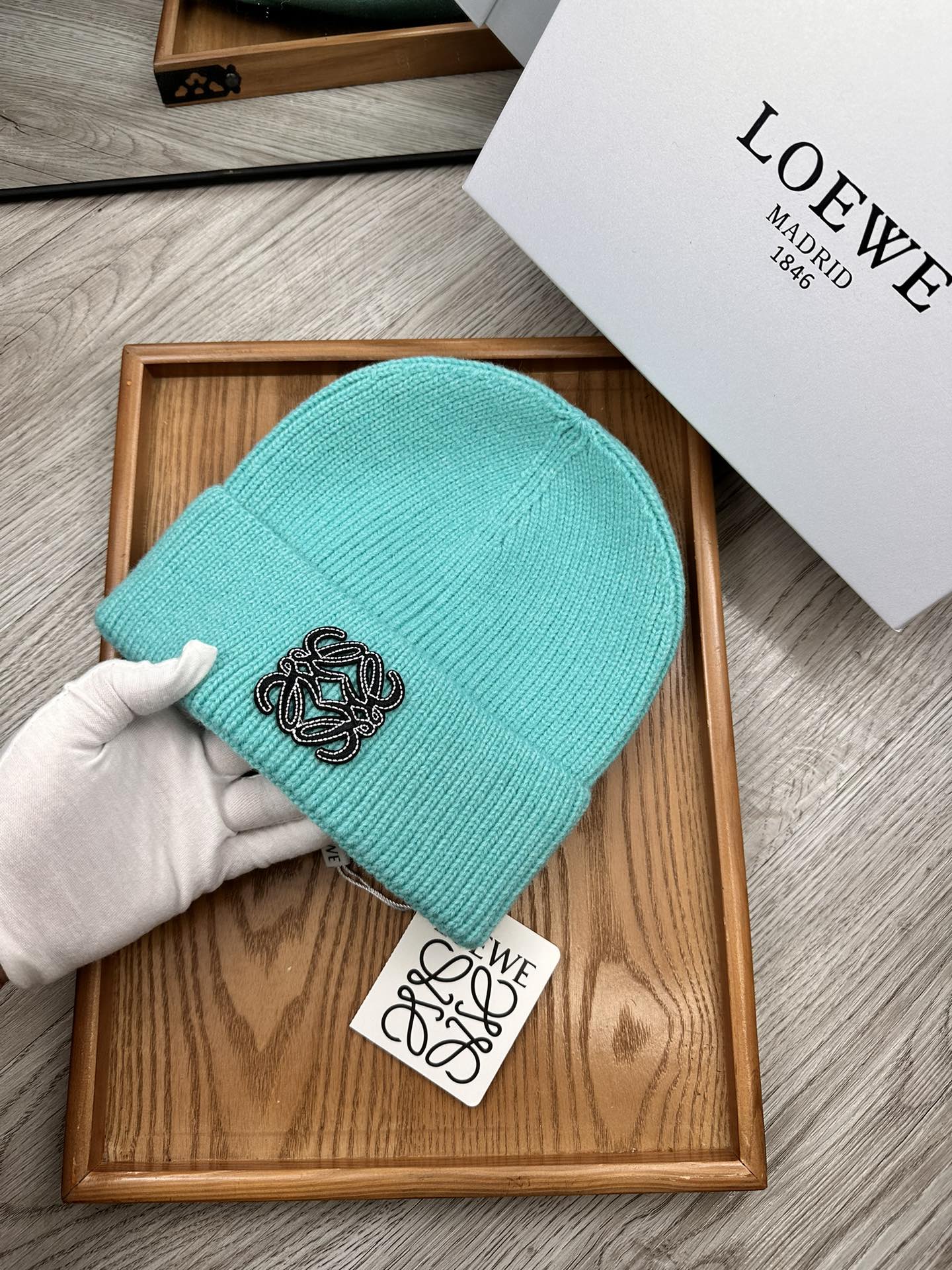 。Loewe。福利！！新款上架，特别实惠的一个系列帽子，面料：细毛线。密度紧致！毛线针织面料手感舒适透气