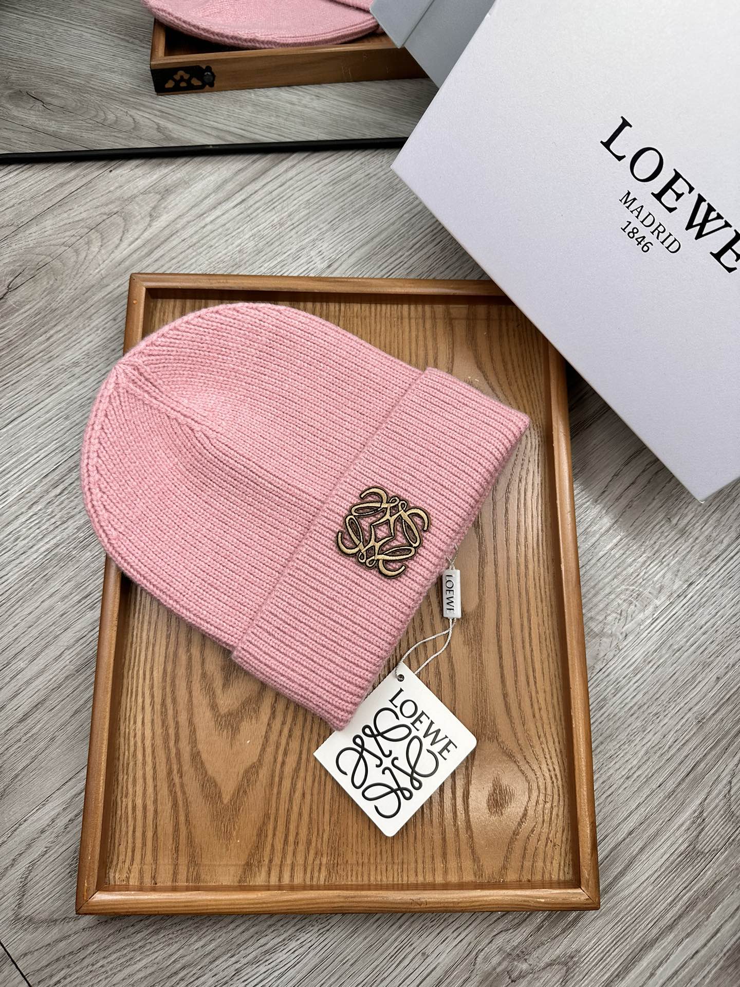 。Loewe。福利！！新款上架，特别实惠的一个系列帽子，面料：细毛线。密度紧致！毛线针织面料手感舒适透气