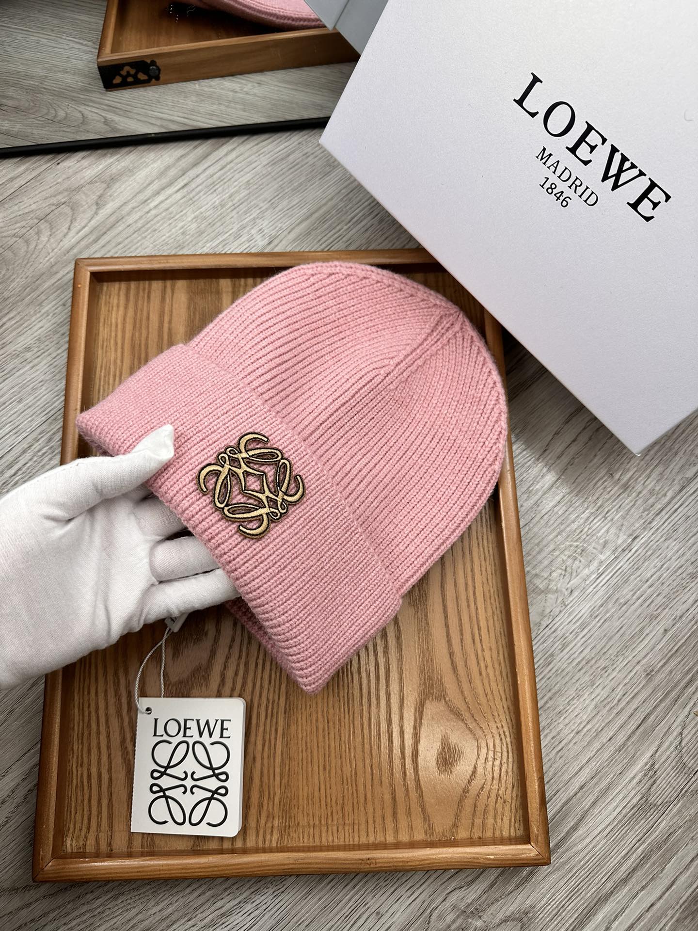 。Loewe。福利！！新款上架，特别实惠的一个系列帽子，面料：细毛线。密度紧致！毛线针织面料手感舒适透气