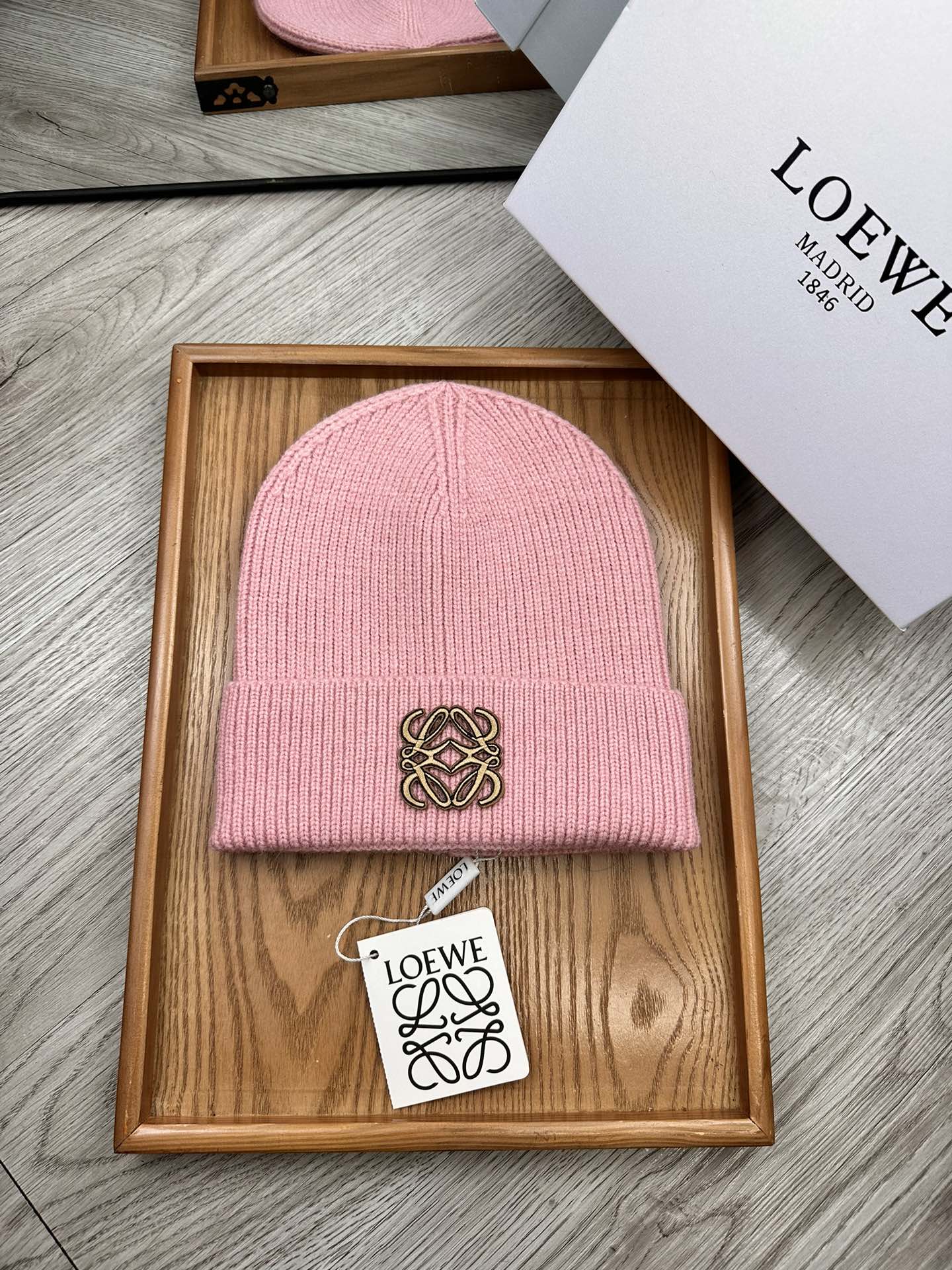 。Loewe。福利！！新款上架，特别实惠的一个系列帽子，面料：细毛线。密度紧致！毛线针织面料手感舒适透气