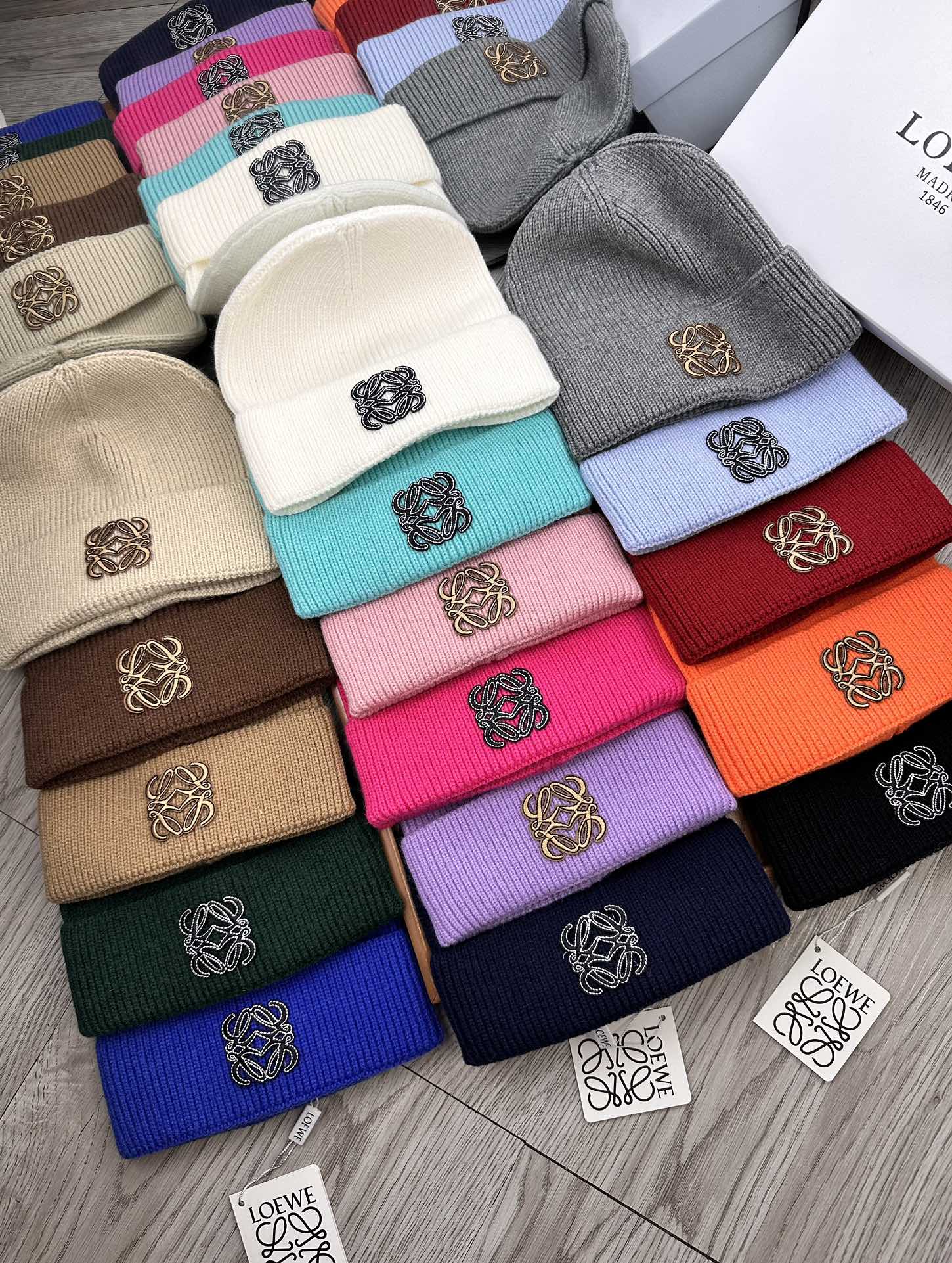 。Loewe。福利！！新款上架，特别实惠的一个系列帽子，面料：细毛线。密度紧致！毛线针织面料手感舒适透气