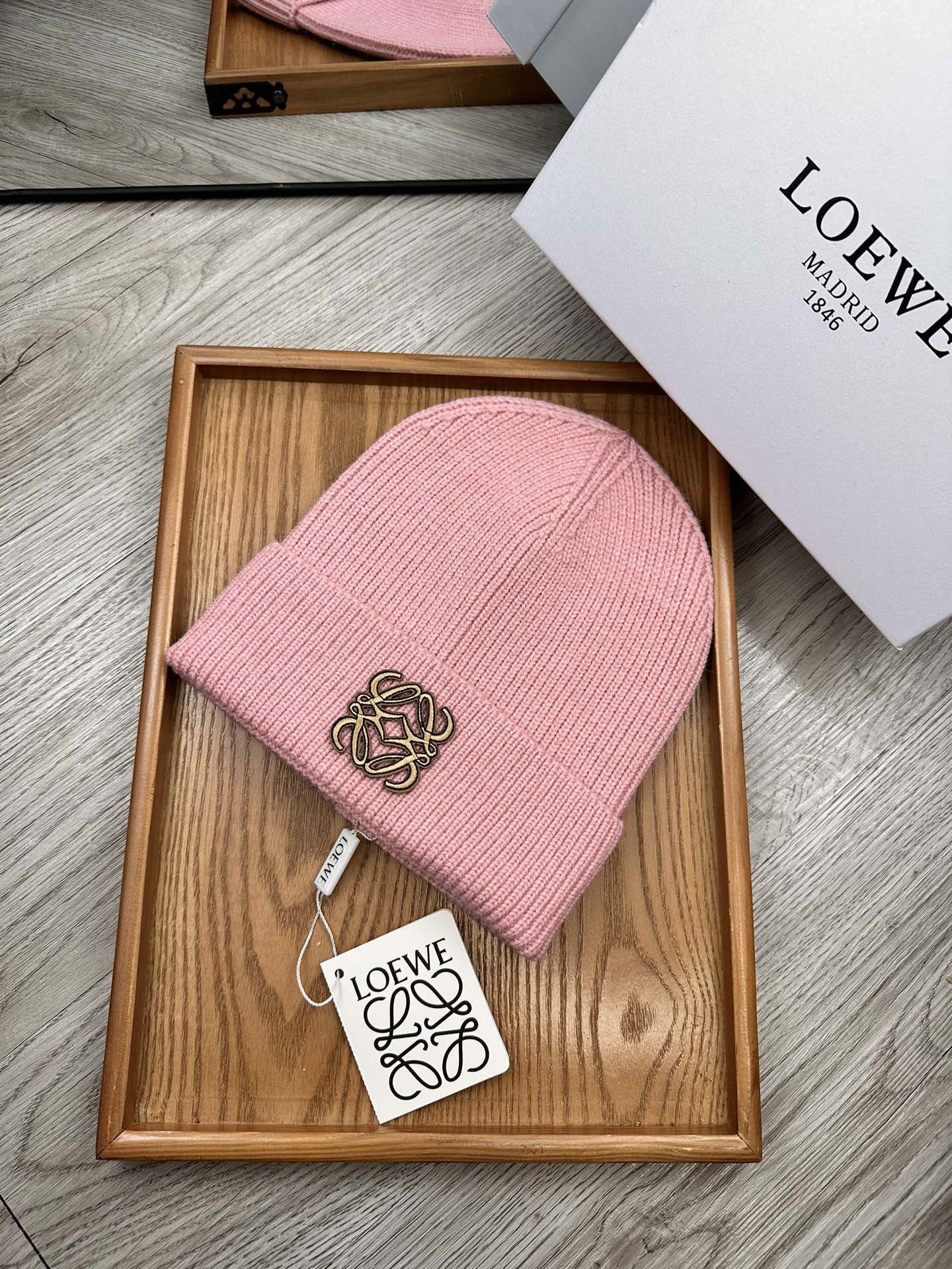 。Loewe。福利！！新款上架，特别实惠的一个系列帽子，面料：细毛线。密度紧致！毛线针织面料手感舒适透气