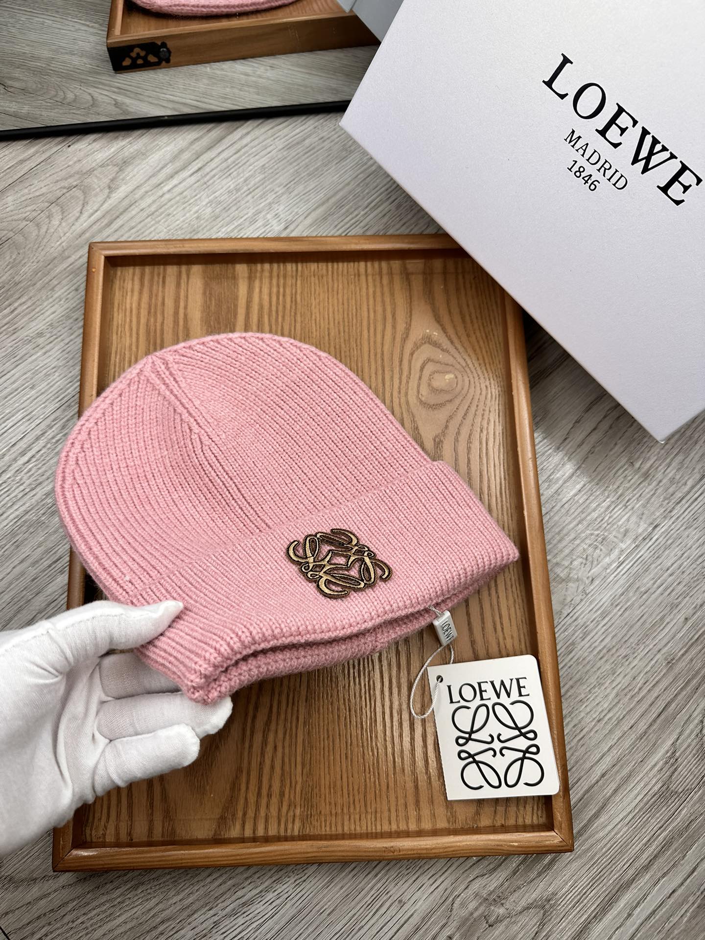 。Loewe。福利！！新款上架，特别实惠的一个系列帽子，面料：细毛线。密度紧致！毛线针织面料手感舒适透气