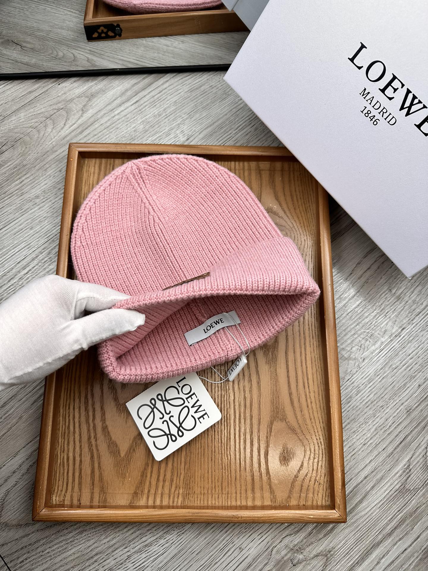 。Loewe。福利！！新款上架，特别实惠的一个系列帽子，面料：细毛线。密度紧致！毛线针织面料手感舒适透气