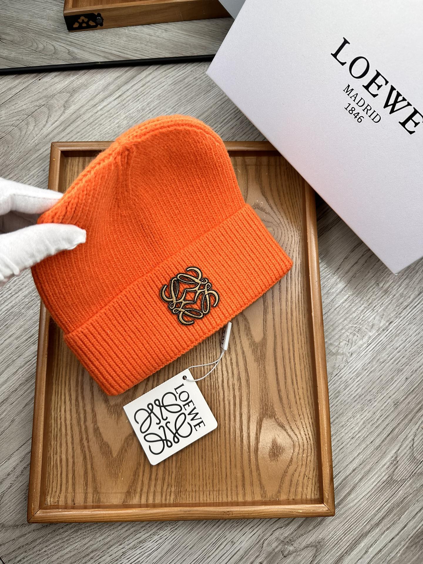 。Loewe。福利！！新款上架，特别实惠的一个系列帽子，面料：细毛线。密度紧致！毛线针织面料手感舒适透气