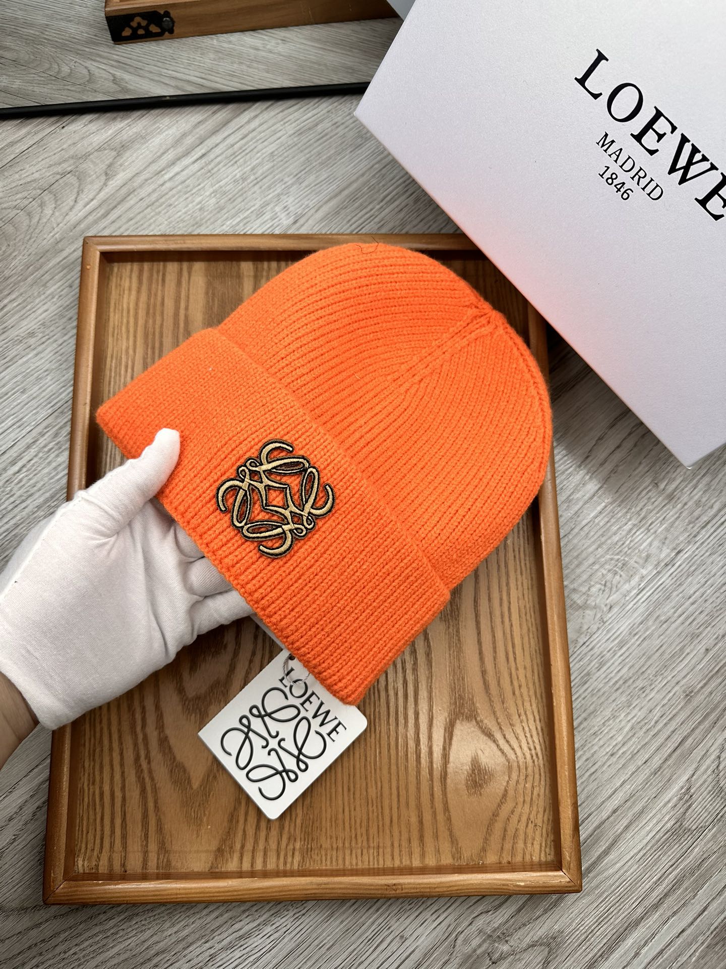 。Loewe。福利！！新款上架，特别实惠的一个系列帽子，面料：细毛线。密度紧致！毛线针织面料手感舒适透气