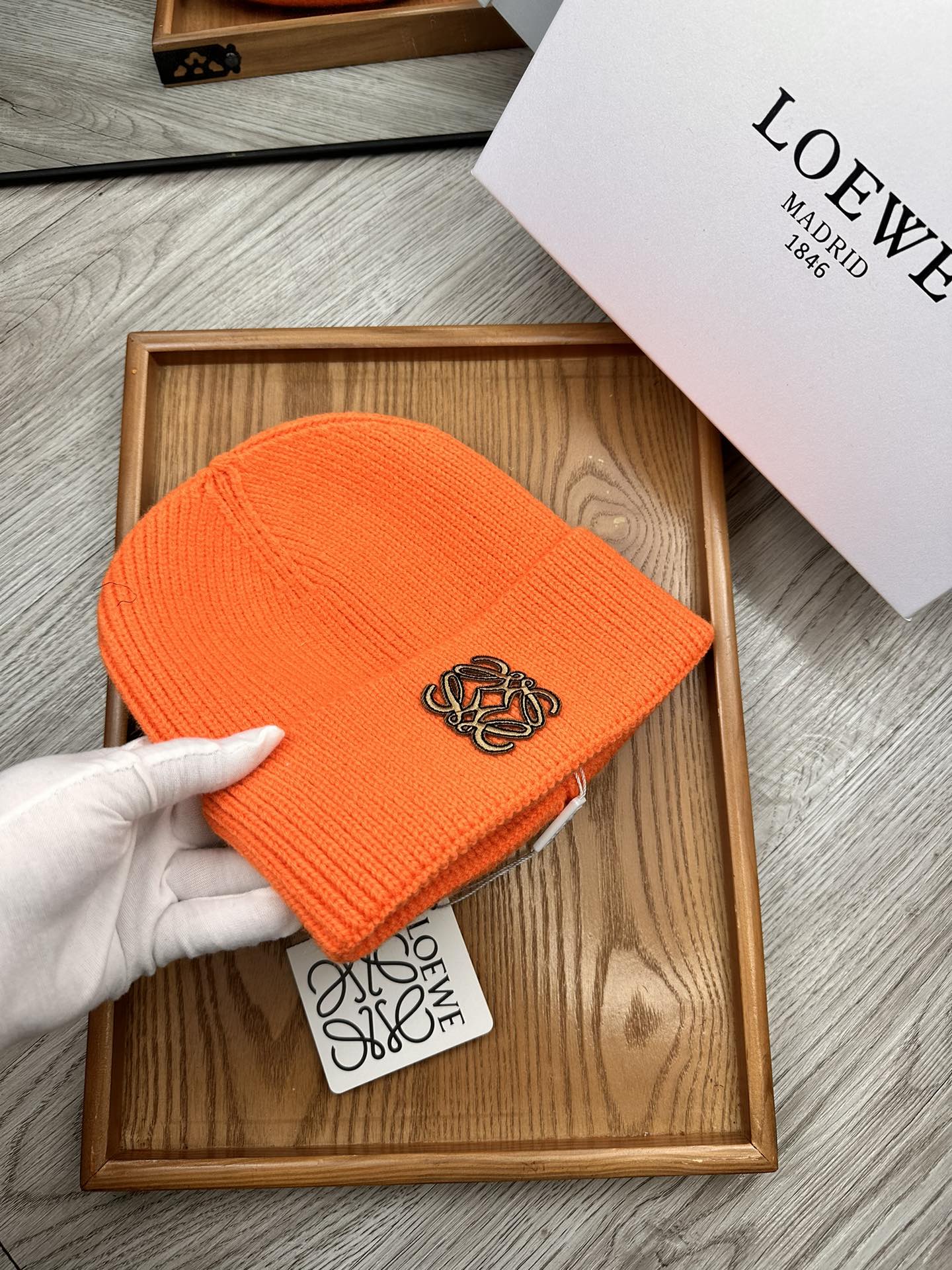 。Loewe。福利！！新款上架，特别实惠的一个系列帽子，面料：细毛线。密度紧致！毛线针织面料手感舒适透气