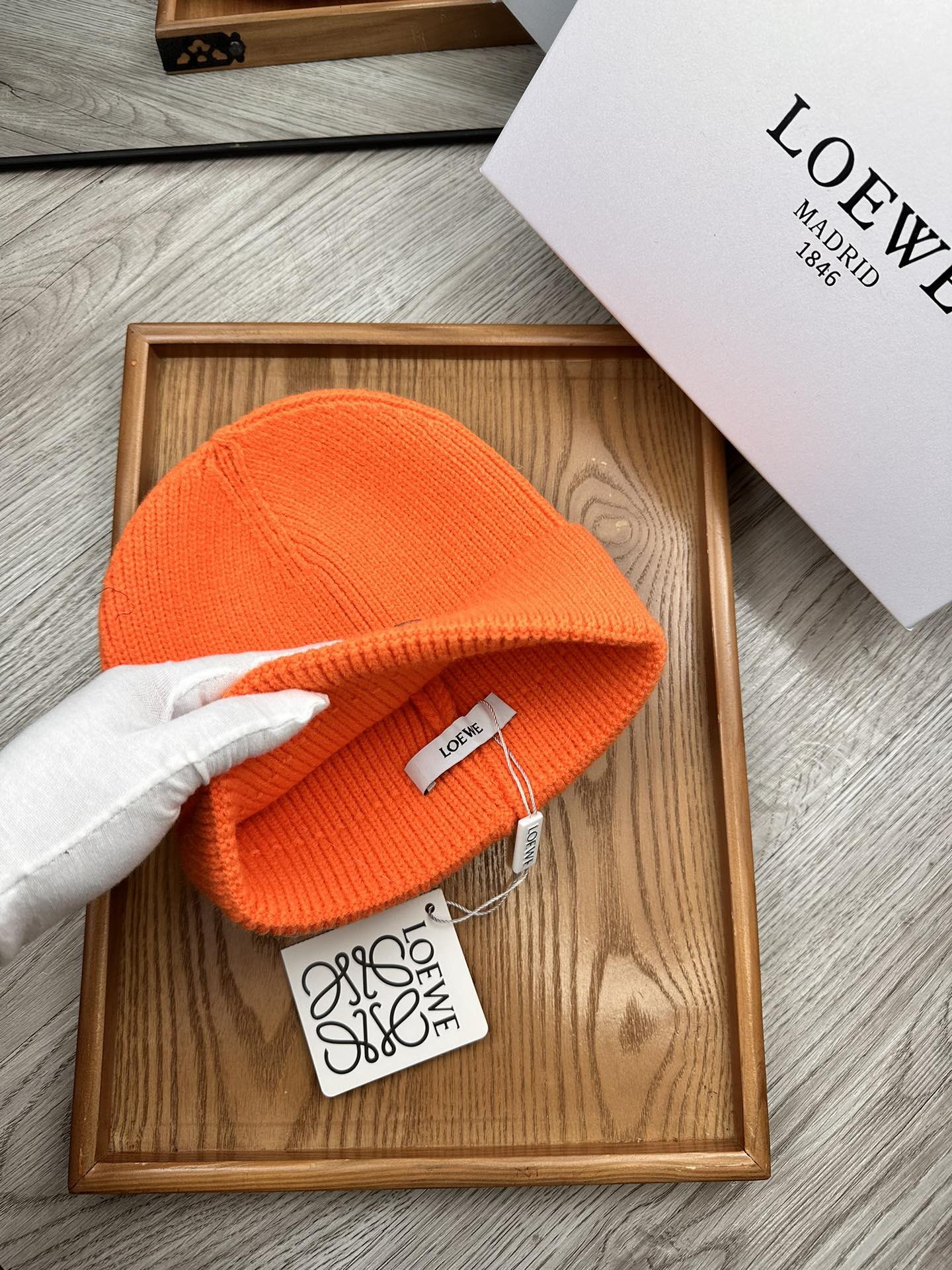 。Loewe。福利！！新款上架，特别实惠的一个系列帽子，面料：细毛线。密度紧致！毛线针织面料手感舒适透气