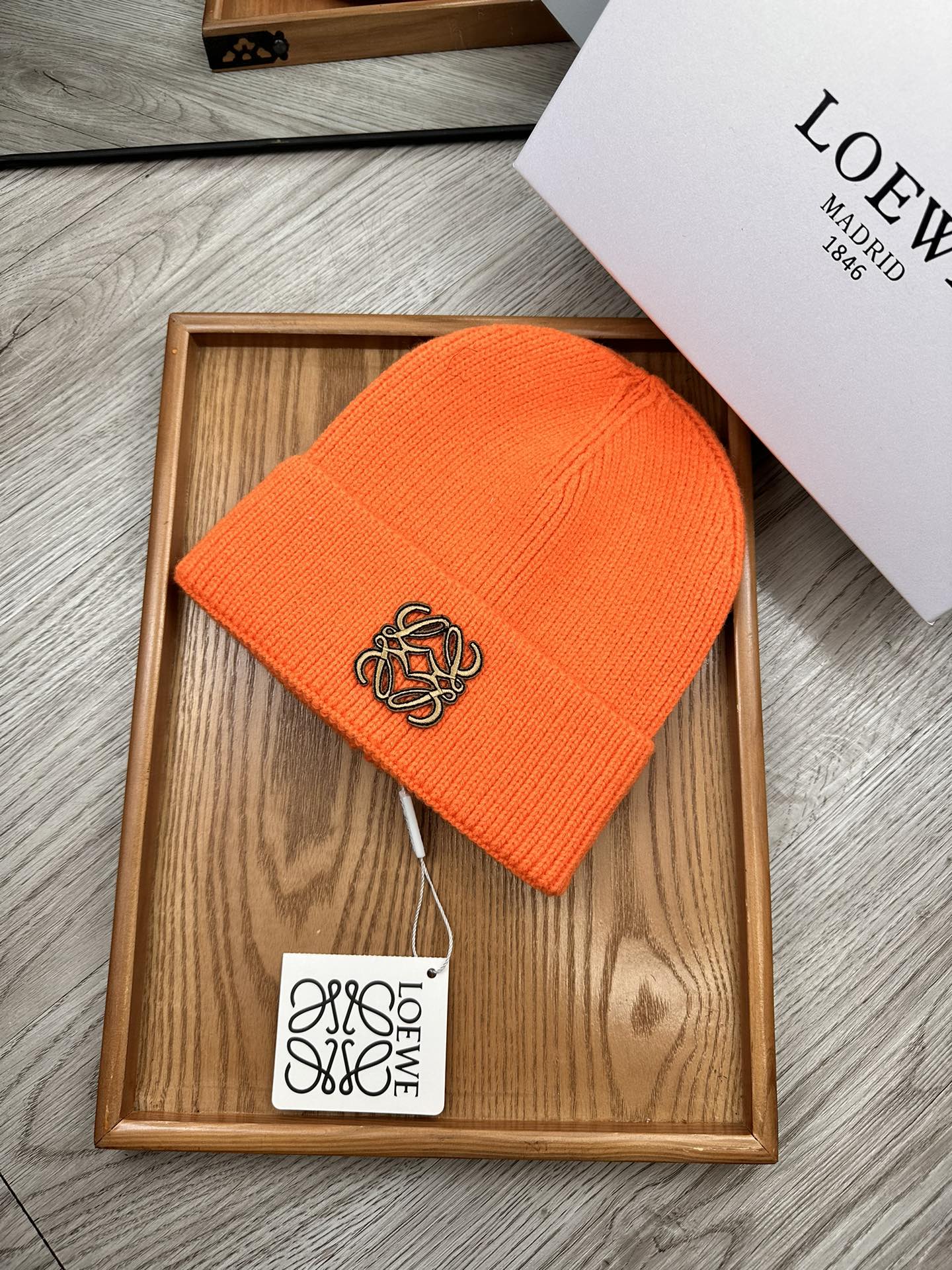。Loewe。福利！！新款上架，特别实惠的一个系列帽子，面料：细毛线。密度紧致！毛线针织面料手感舒适透气