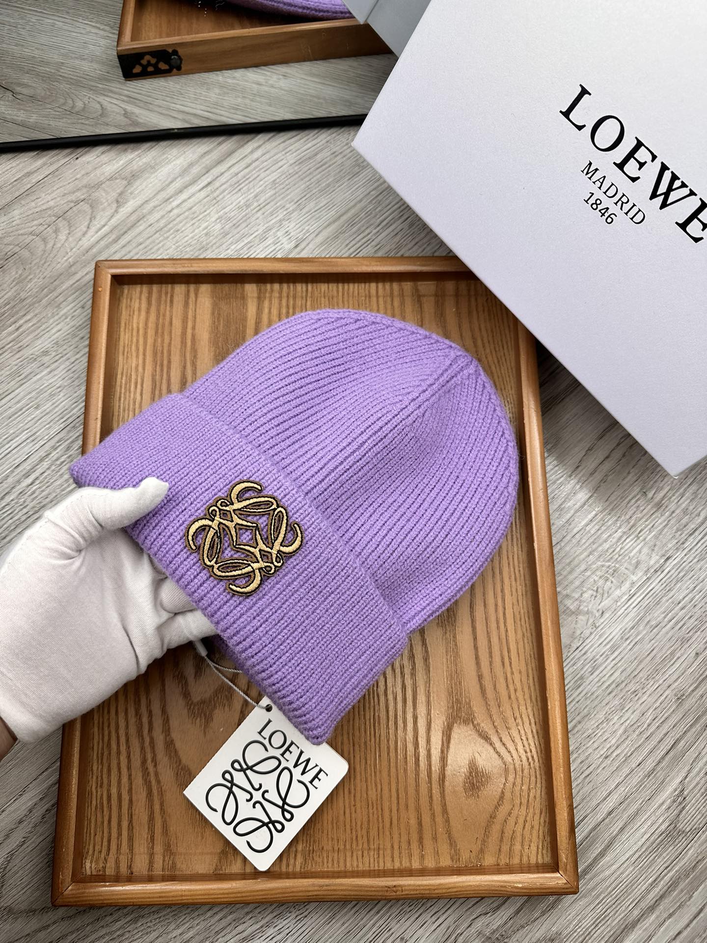 。Loewe。福利！！新款上架，特别实惠的一个系列帽子，面料：细毛线。密度紧致！毛线针织面料手感舒适透气