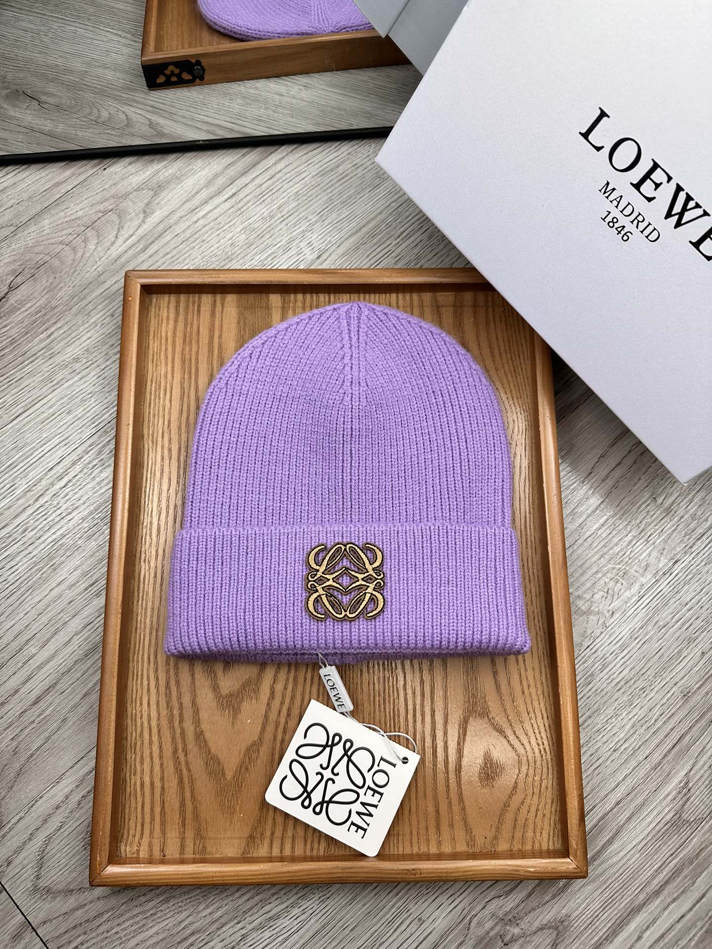 。Loewe。福利！！新款上架，特别实惠的一个系列帽子，面料：细毛线。密度紧致！毛线针织面料手感舒适透气