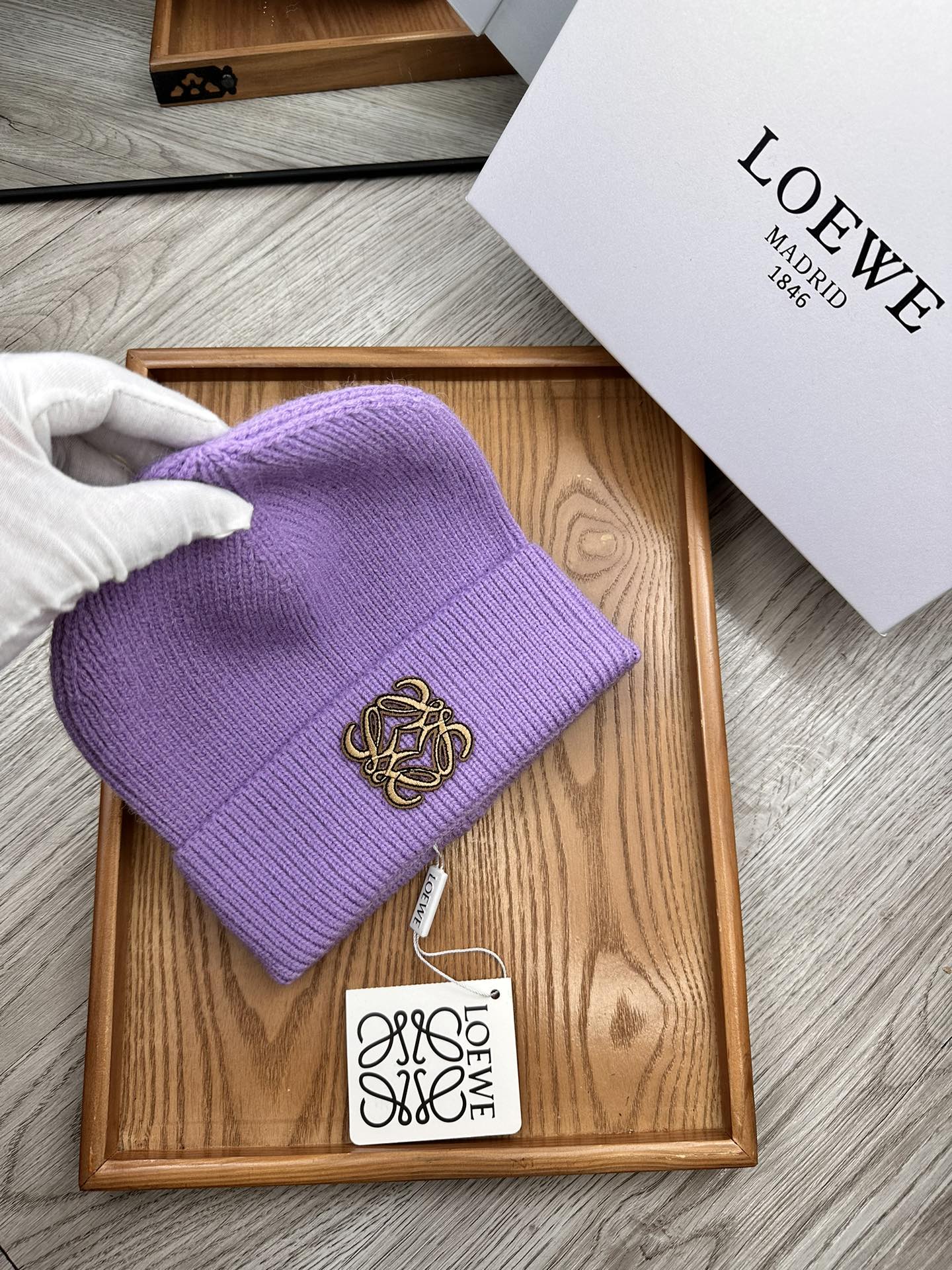 。Loewe。福利！！新款上架，特别实惠的一个系列帽子，面料：细毛线。密度紧致！毛线针织面料手感舒适透气