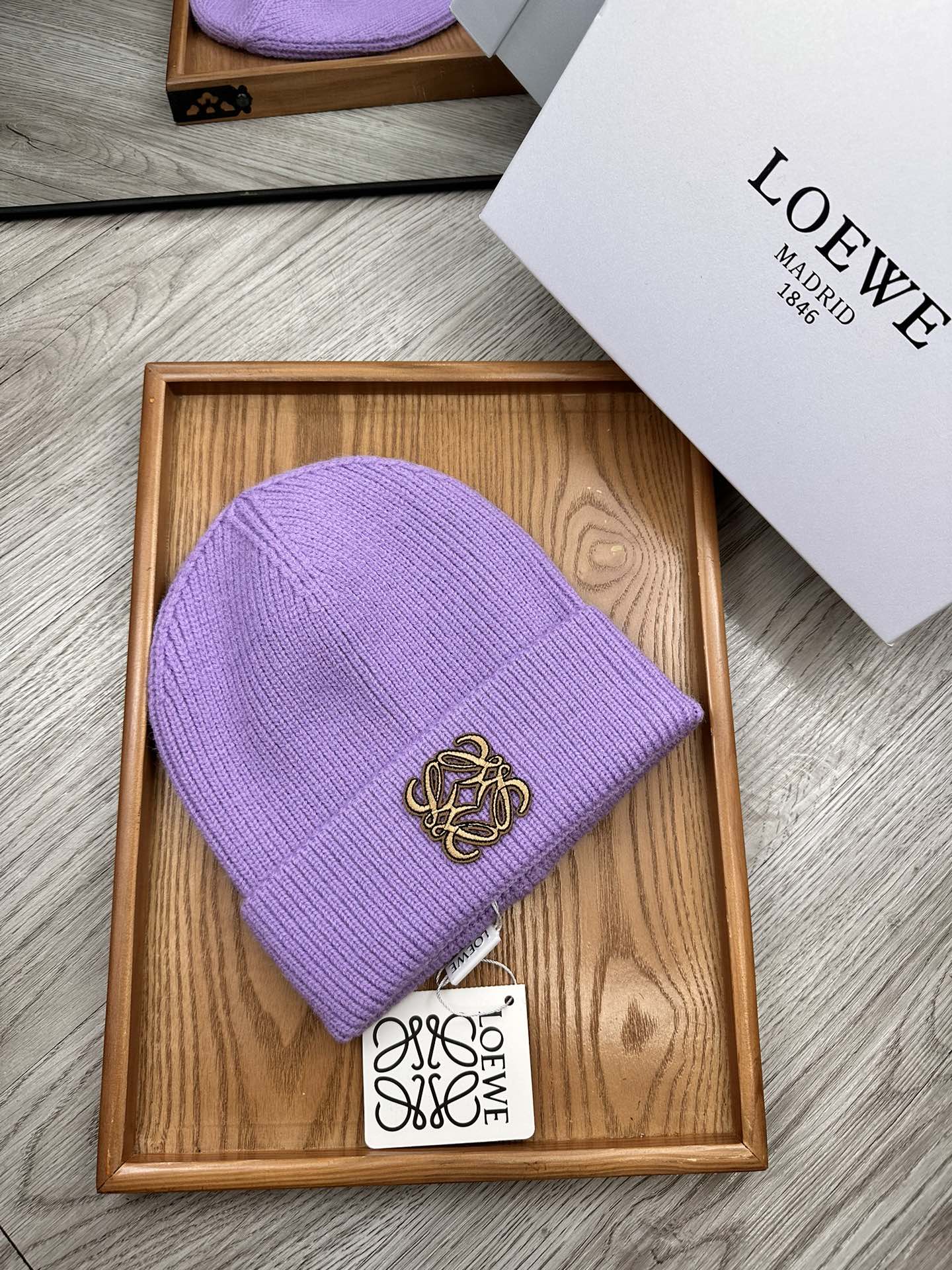 。Loewe。福利！！新款上架，特别实惠的一个系列帽子，面料：细毛线。密度紧致！毛线针织面料手感舒适透气