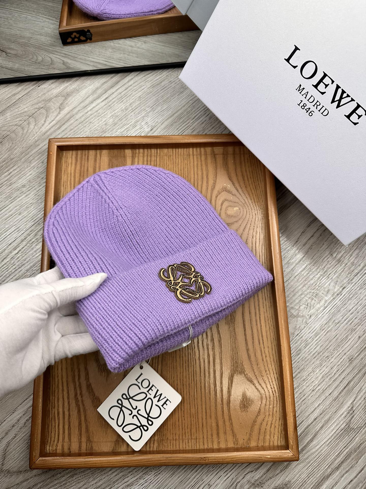 。Loewe。福利！！新款上架，特别实惠的一个系列帽子，面料：细毛线。密度紧致！毛线针织面料手感舒适透气