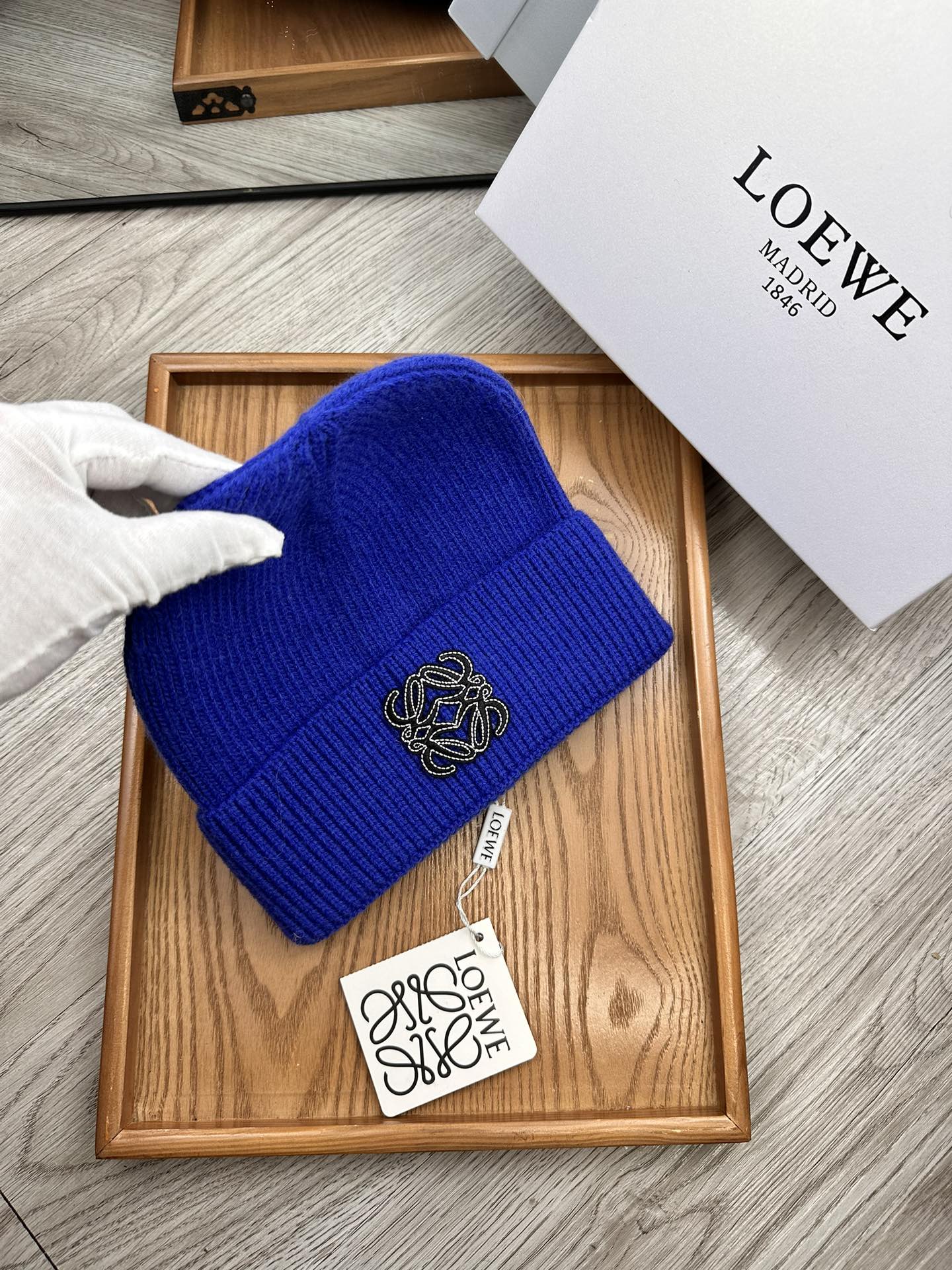 。Loewe。福利！！新款上架，特别实惠的一个系列帽子，面料：细毛线。密度紧致！毛线针织面料手感舒适透气
