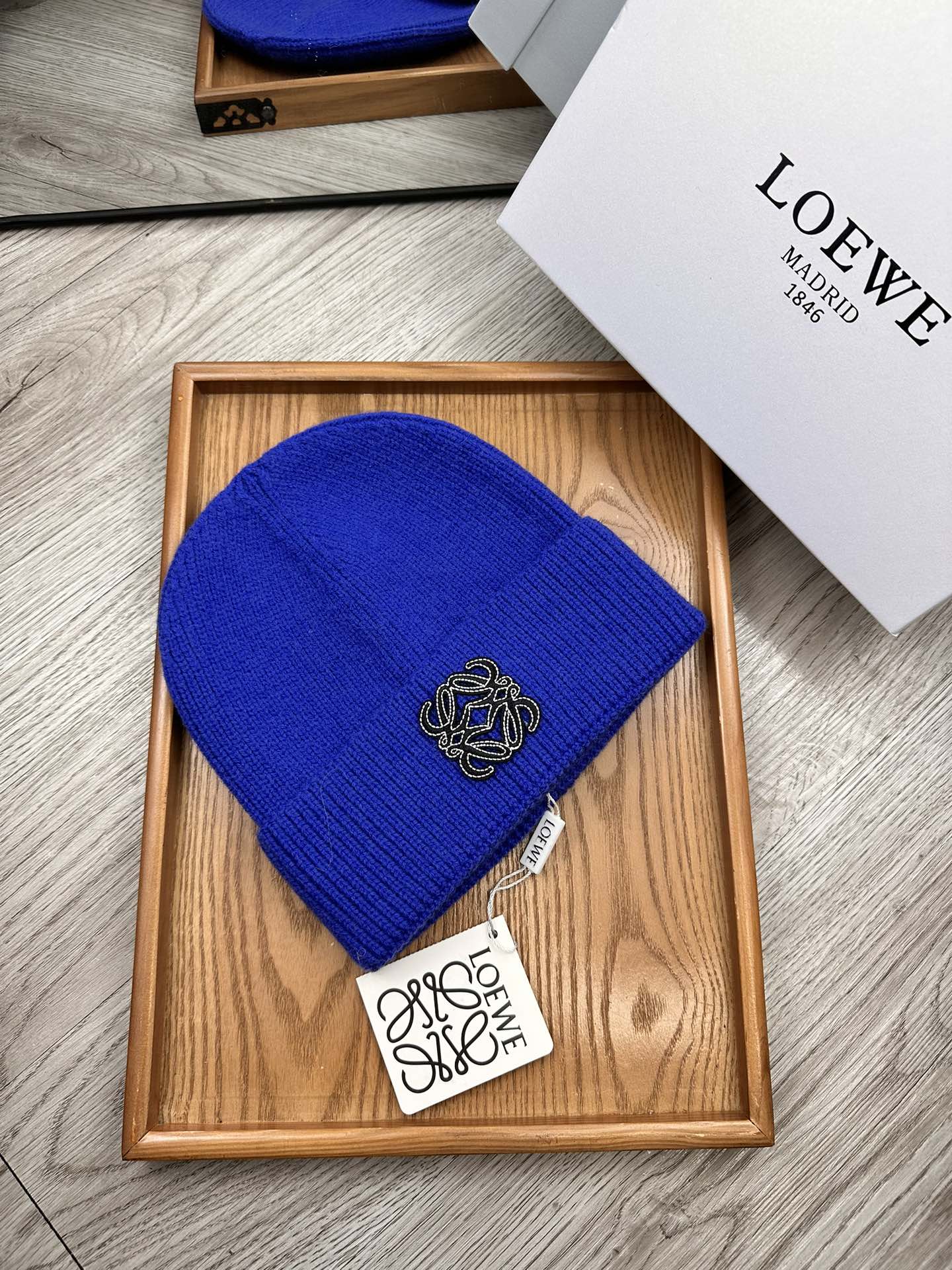 。Loewe。福利！！新款上架，特别实惠的一个系列帽子，面料：细毛线。密度紧致！毛线针织面料手感舒适透气