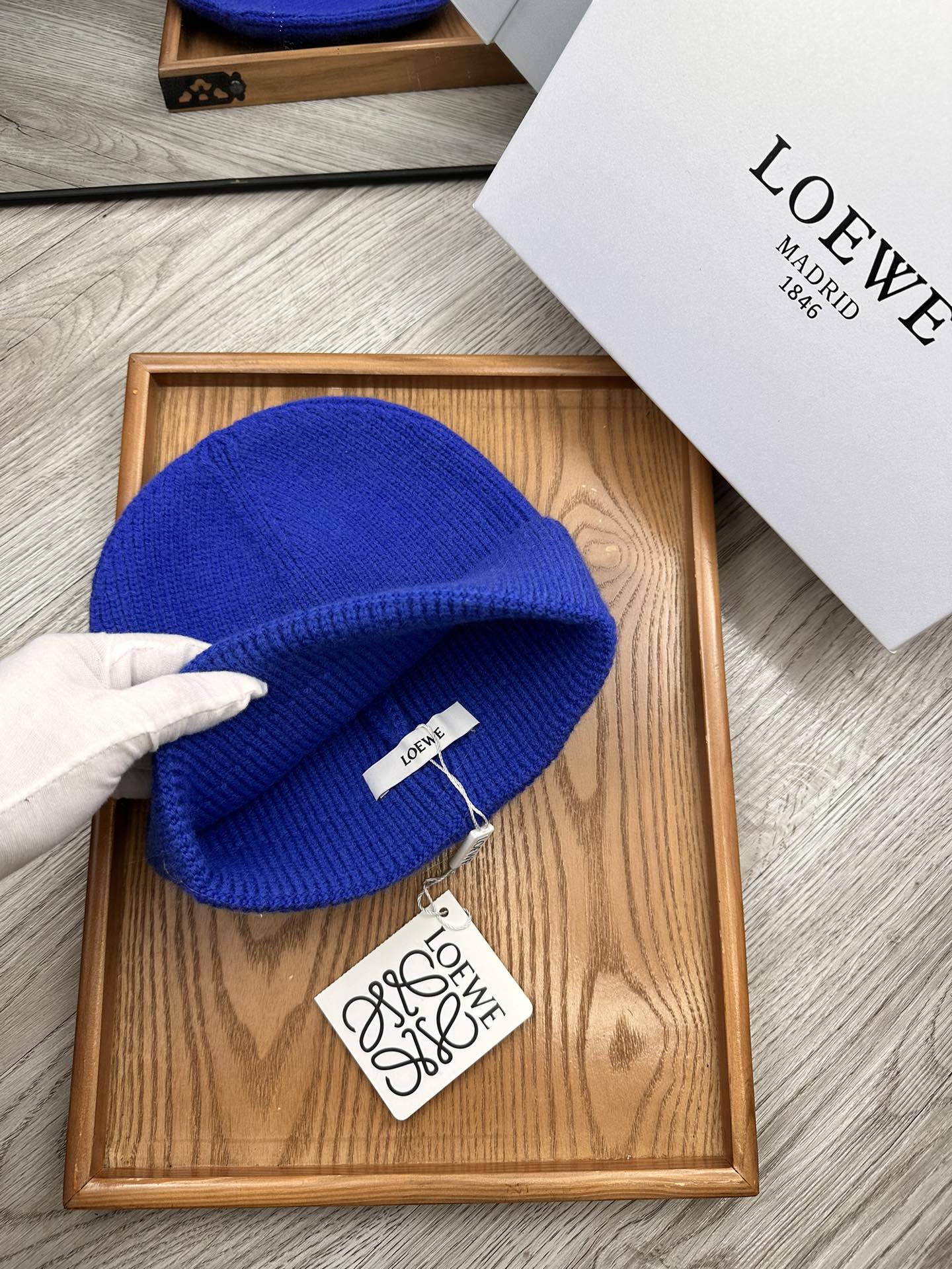 。Loewe。福利！！新款上架，特别实惠的一个系列帽子，面料：细毛线。密度紧致！毛线针织面料手感舒适透气