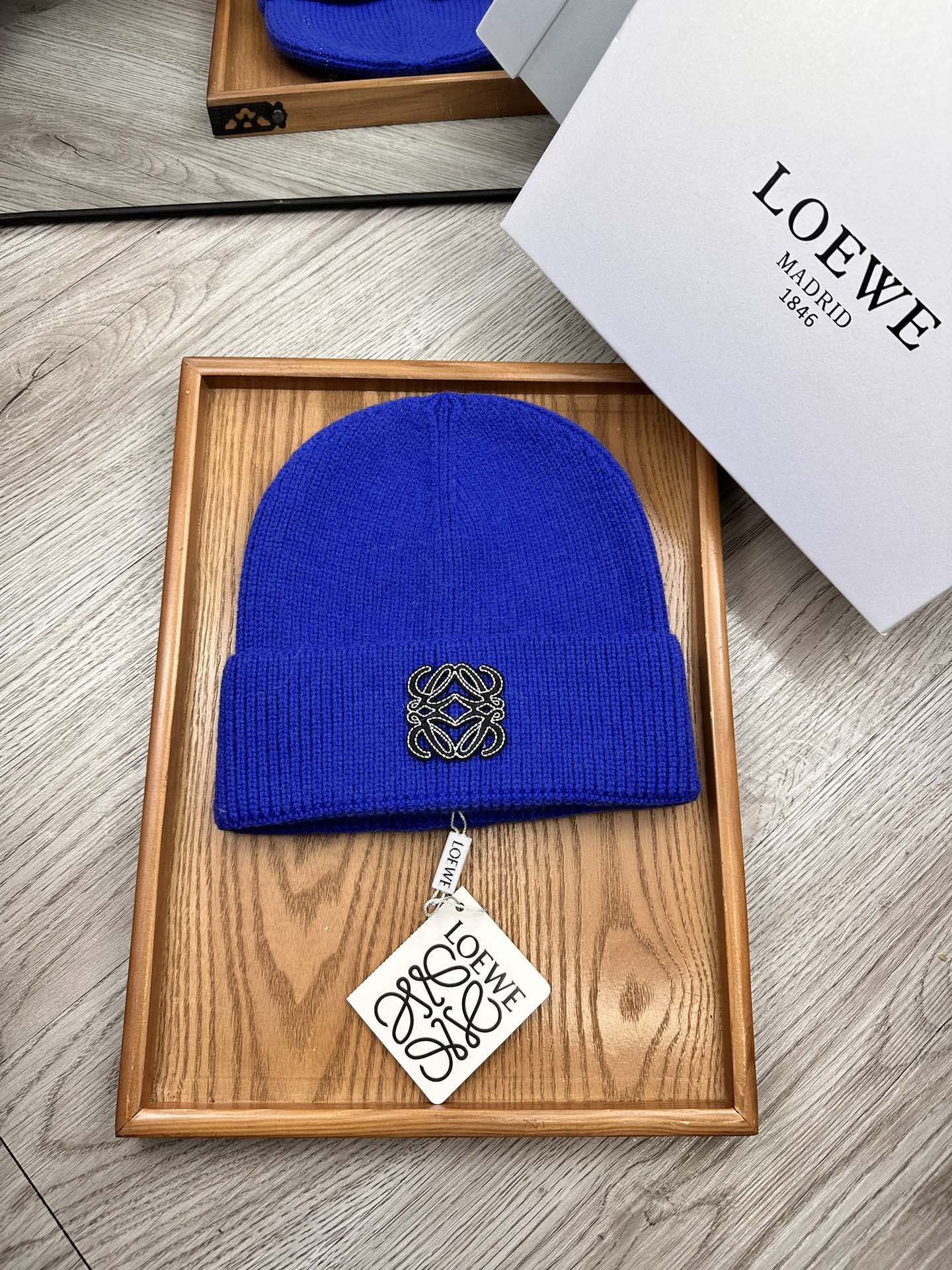 。Loewe。福利！！新款上架，特别实惠的一个系列帽子，面料：细毛线。密度紧致！毛线针织面料手感舒适透气