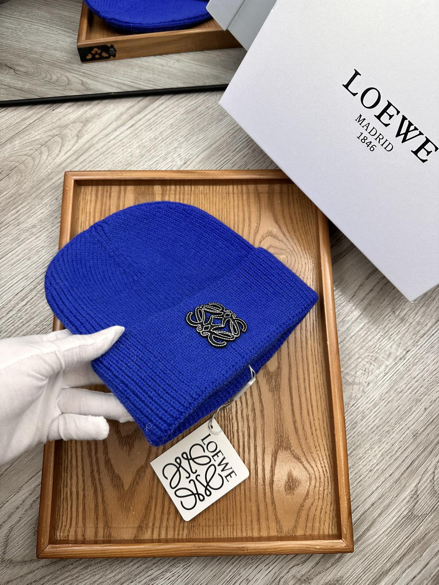 。Loewe。福利！！新款上架，特别实惠的一个系列帽子，面料：细毛线。密度紧致！毛线针织面料手感舒适透气