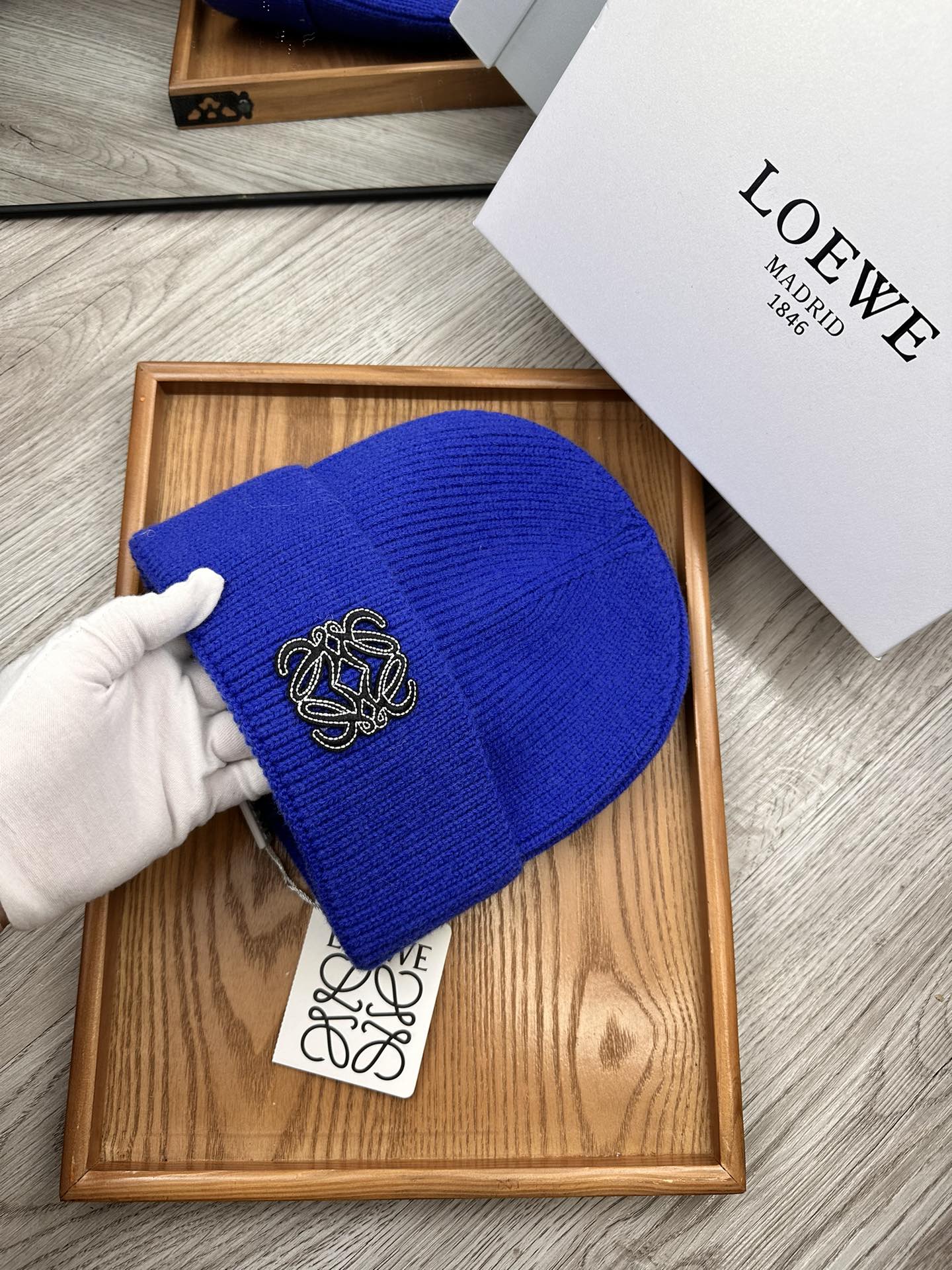。Loewe。福利！！新款上架，特别实惠的一个系列帽子，面料：细毛线。密度紧致！毛线针织面料手感舒适透气