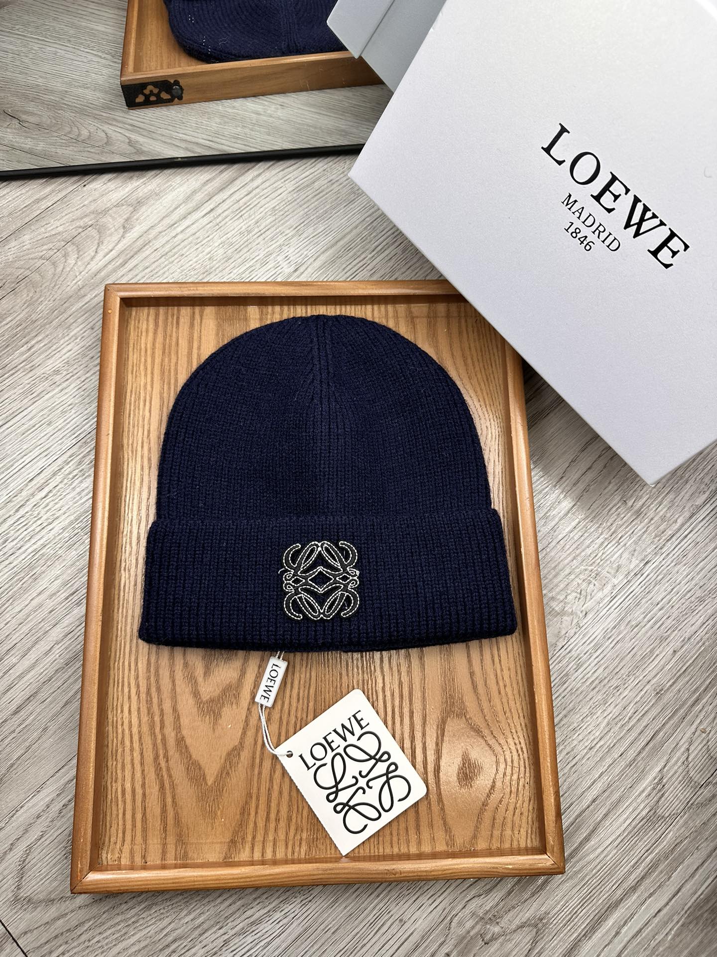 。Loewe。福利！！新款上架，特别实惠的一个系列帽子，面料：细毛线。密度紧致！毛线针织面料手感舒适透气