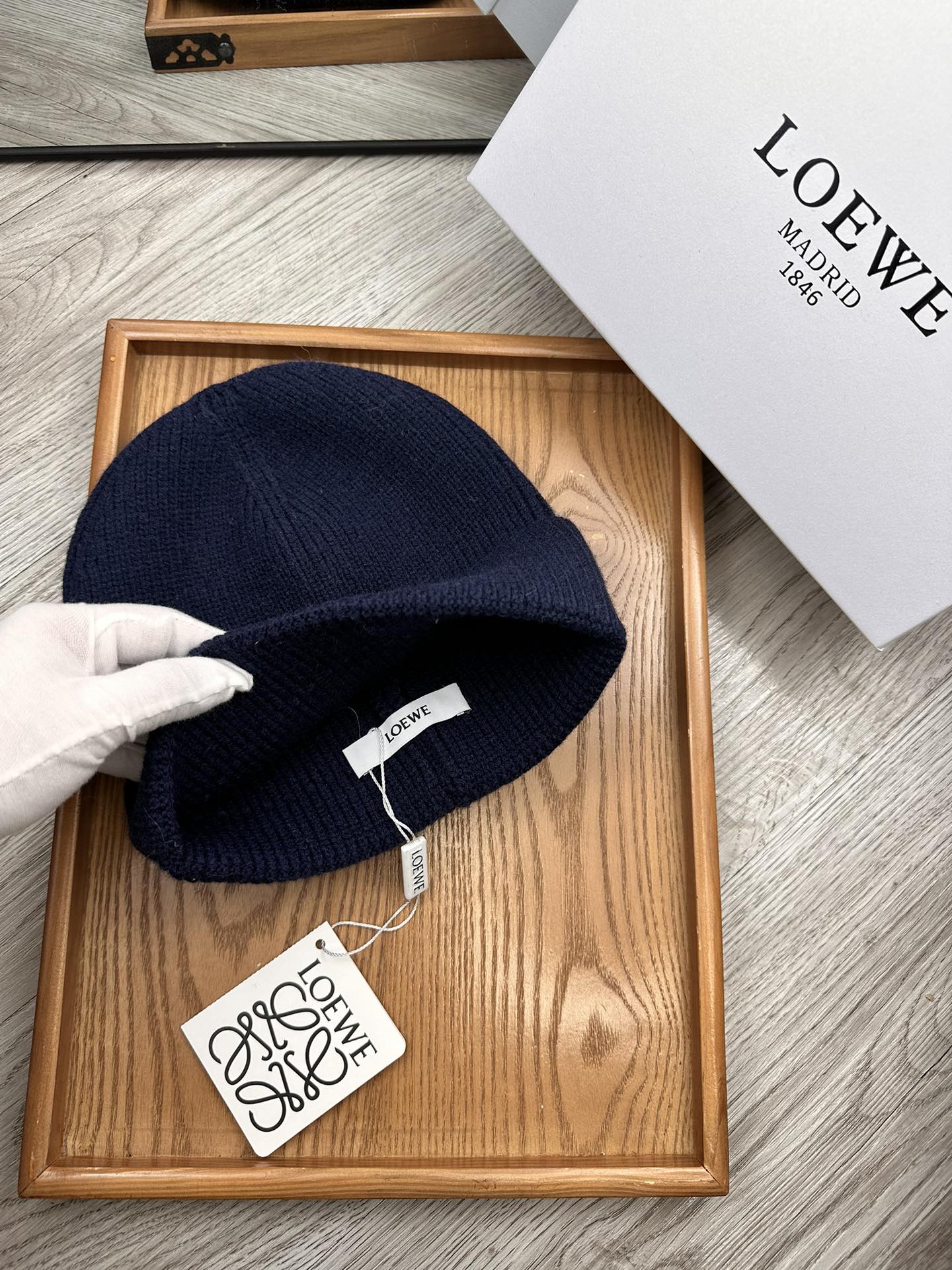 。Loewe。福利！！新款上架，特别实惠的一个系列帽子，面料：细毛线。密度紧致！毛线针织面料手感舒适透气