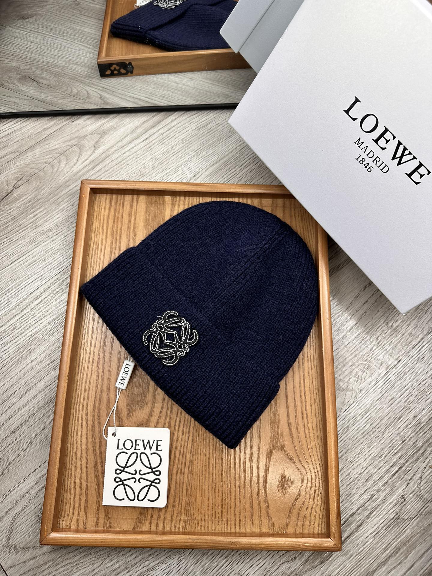 。Loewe。福利！！新款上架，特别实惠的一个系列帽子，面料：细毛线。密度紧致！毛线针织面料手感舒适透气