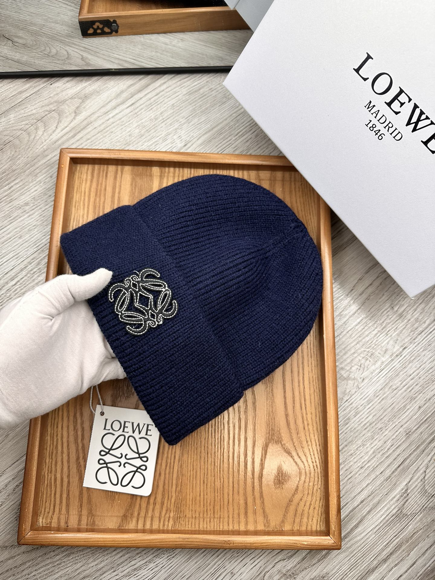 。Loewe。福利！！新款上架，特别实惠的一个系列帽子，面料：细毛线。密度紧致！毛线针织面料手感舒适透气